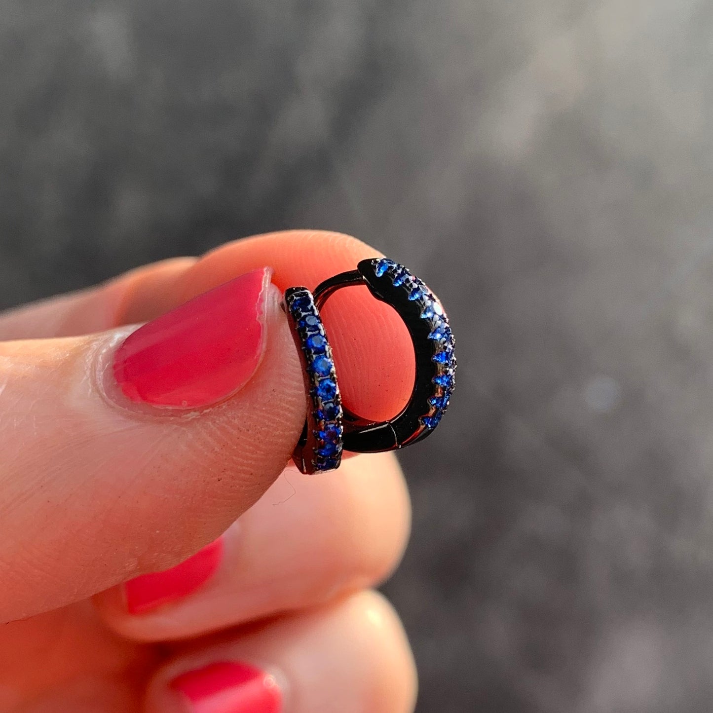 Arracada negra con ZIRCONIAS de COLORES