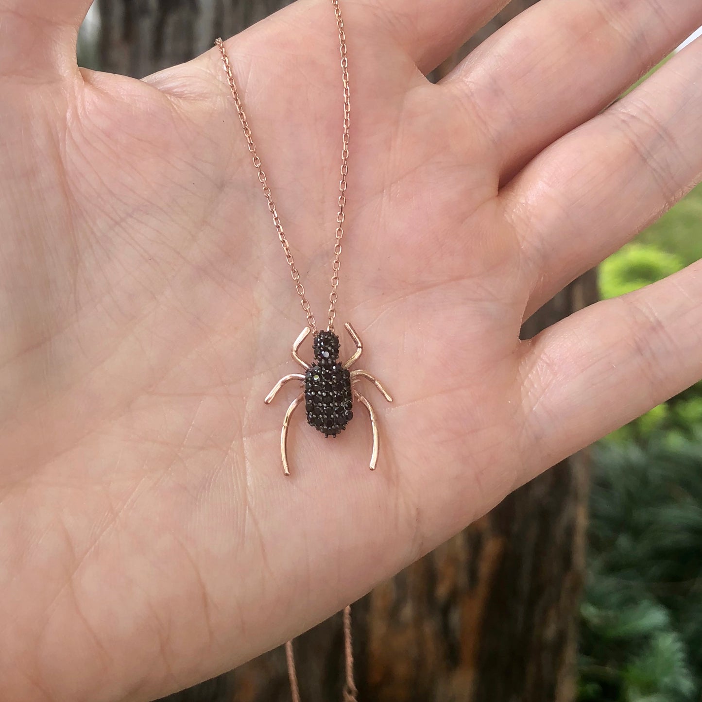 Cadenita de plata con dije de ARAÑA cubierta con ZIRCONIAS NEGRAS