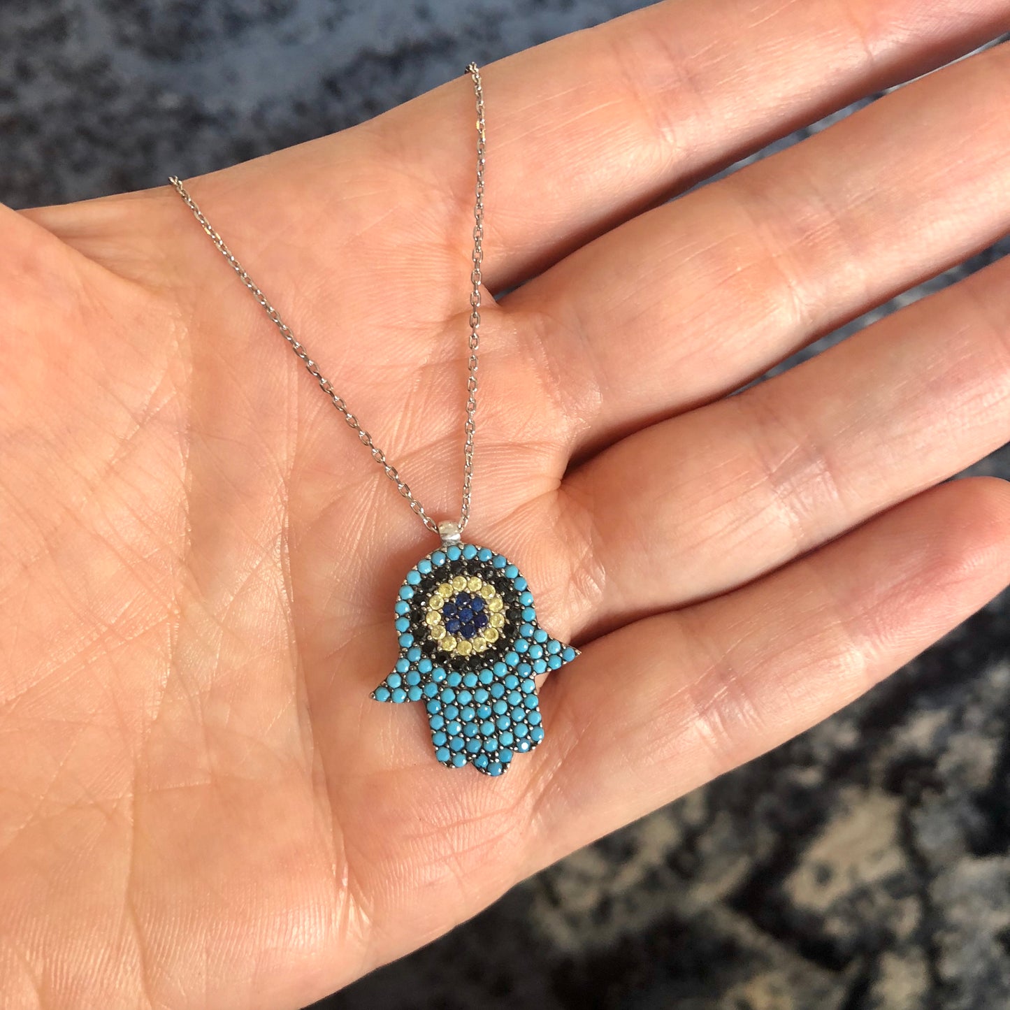 Cadenita de plata con dije de MANO con TURQUESAS