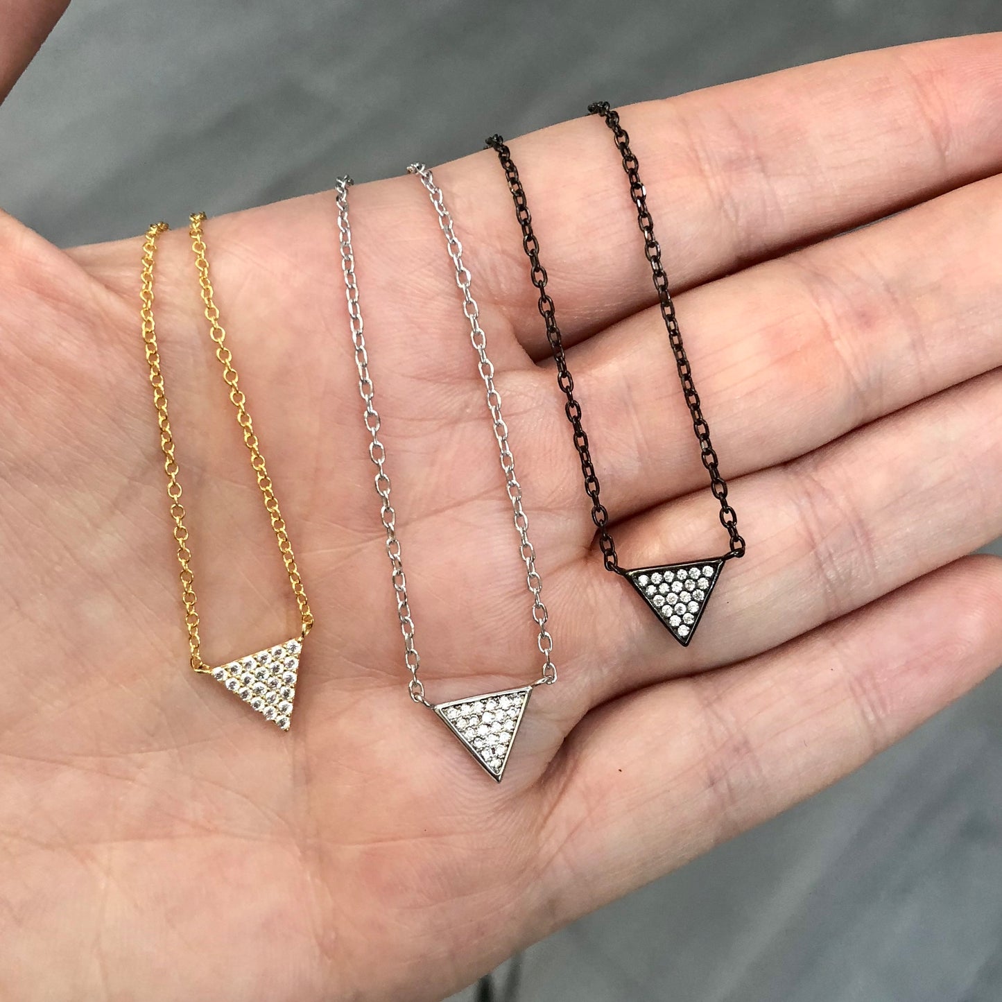 Cadenita de plata con dije de TRIANGULO
