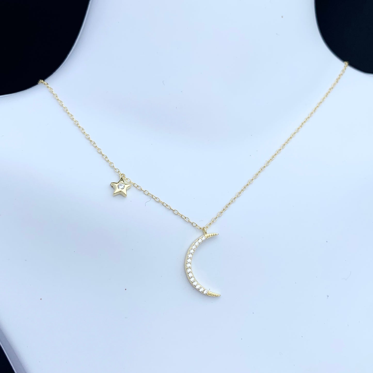 Cadenita CHOKER de PLATA con dije de LUNA con zirconias y ESTRELLA