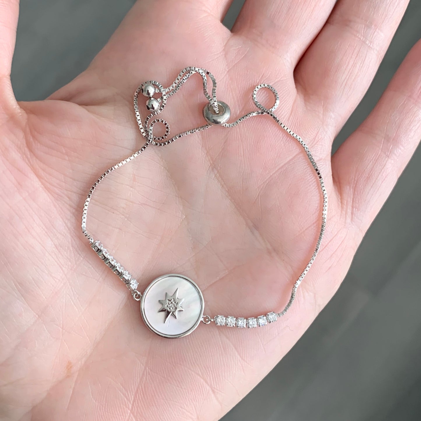 Pulsera AJUSTABLE de plata con circulo de CONCHA y ESTRELLITA