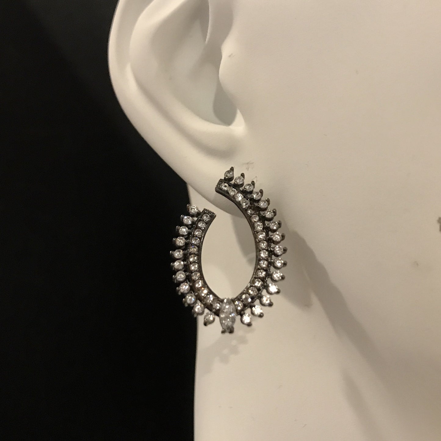 Aretes de plata con ZIRCONIAS de OVALO INCOMPLETO
