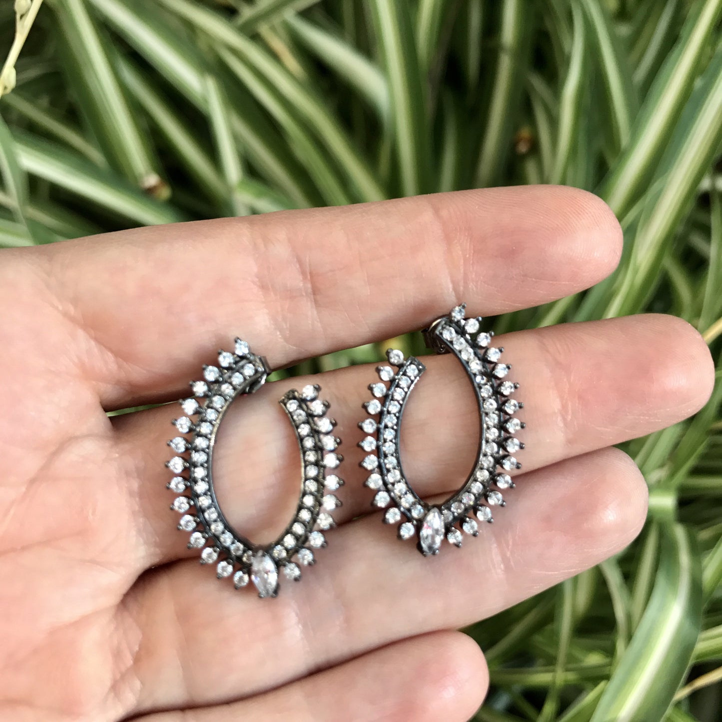 Aretes de plata con ZIRCONIAS de OVALO INCOMPLETO