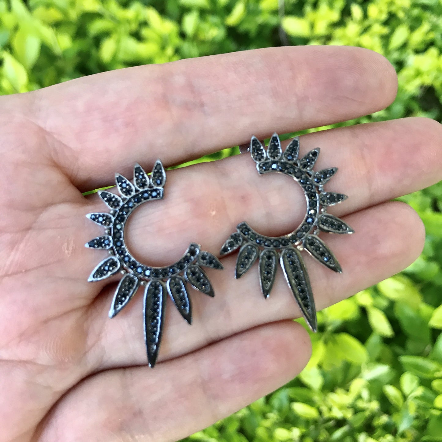 Aretes de plata con ZIRCONIAS NEGRAS de circulo incompleto