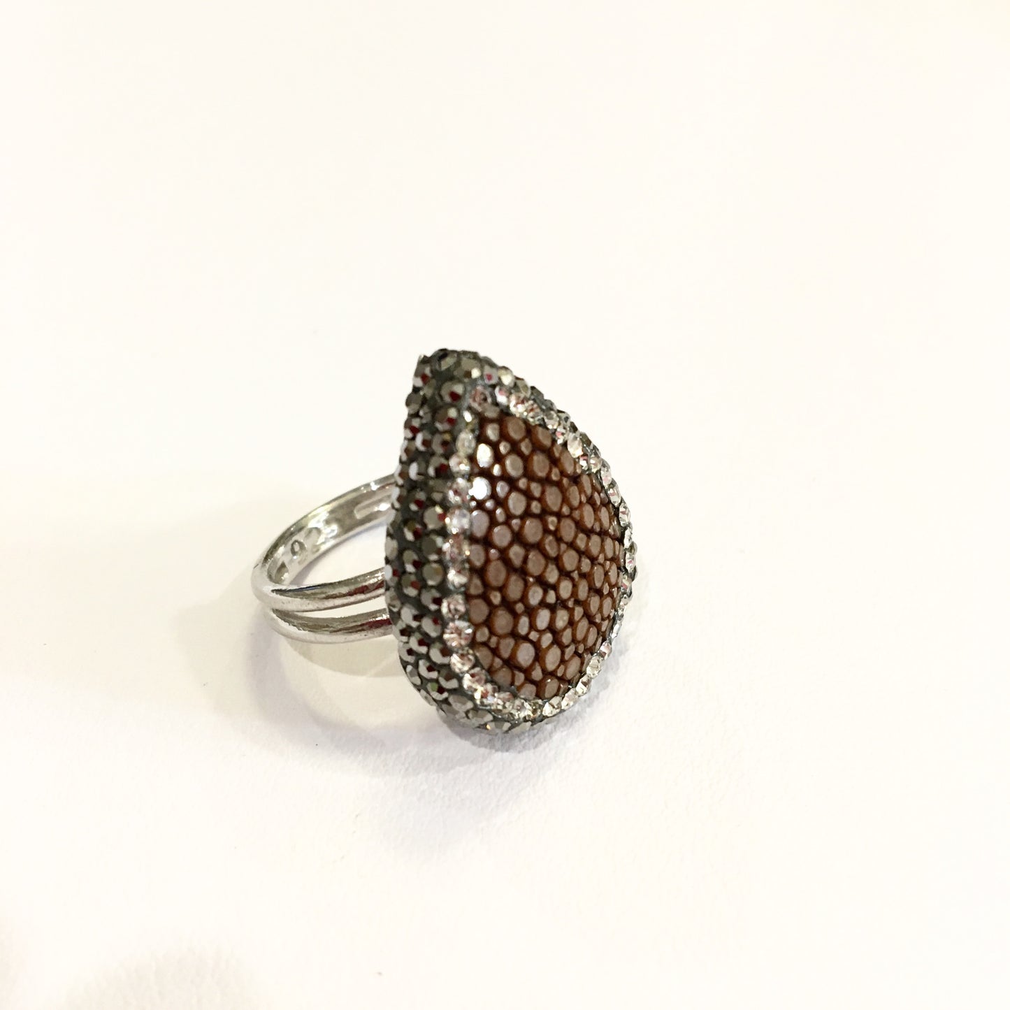 Anillo de Piel de MANTARRAYA y Cristales