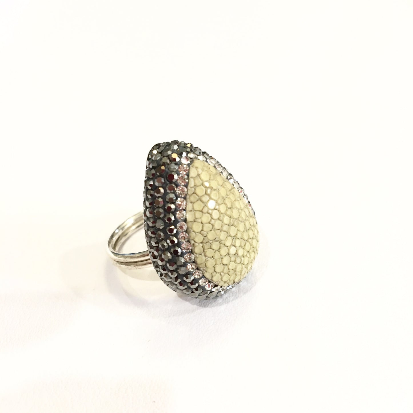 Anillo de Piel de MANTARRAYA y Cristales