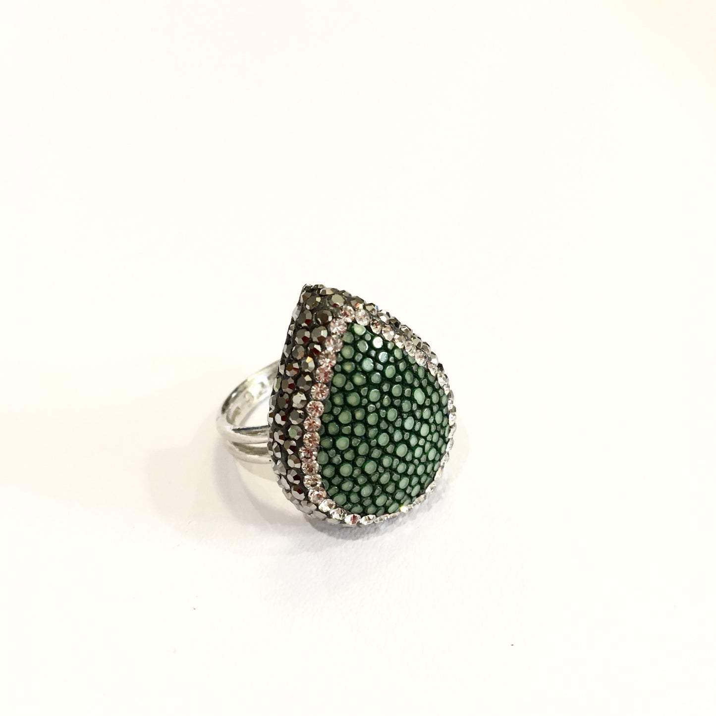 Anillo de Piel de MANTARRAYA y Cristales