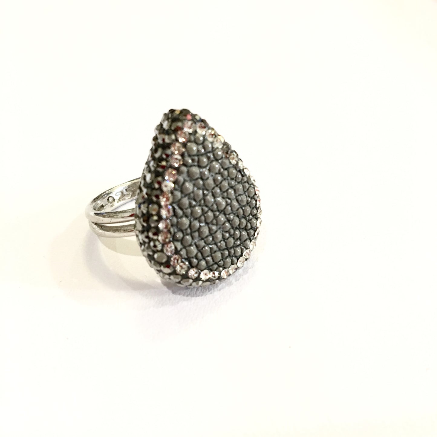 Anillo de Piel de MANTARRAYA y Cristales