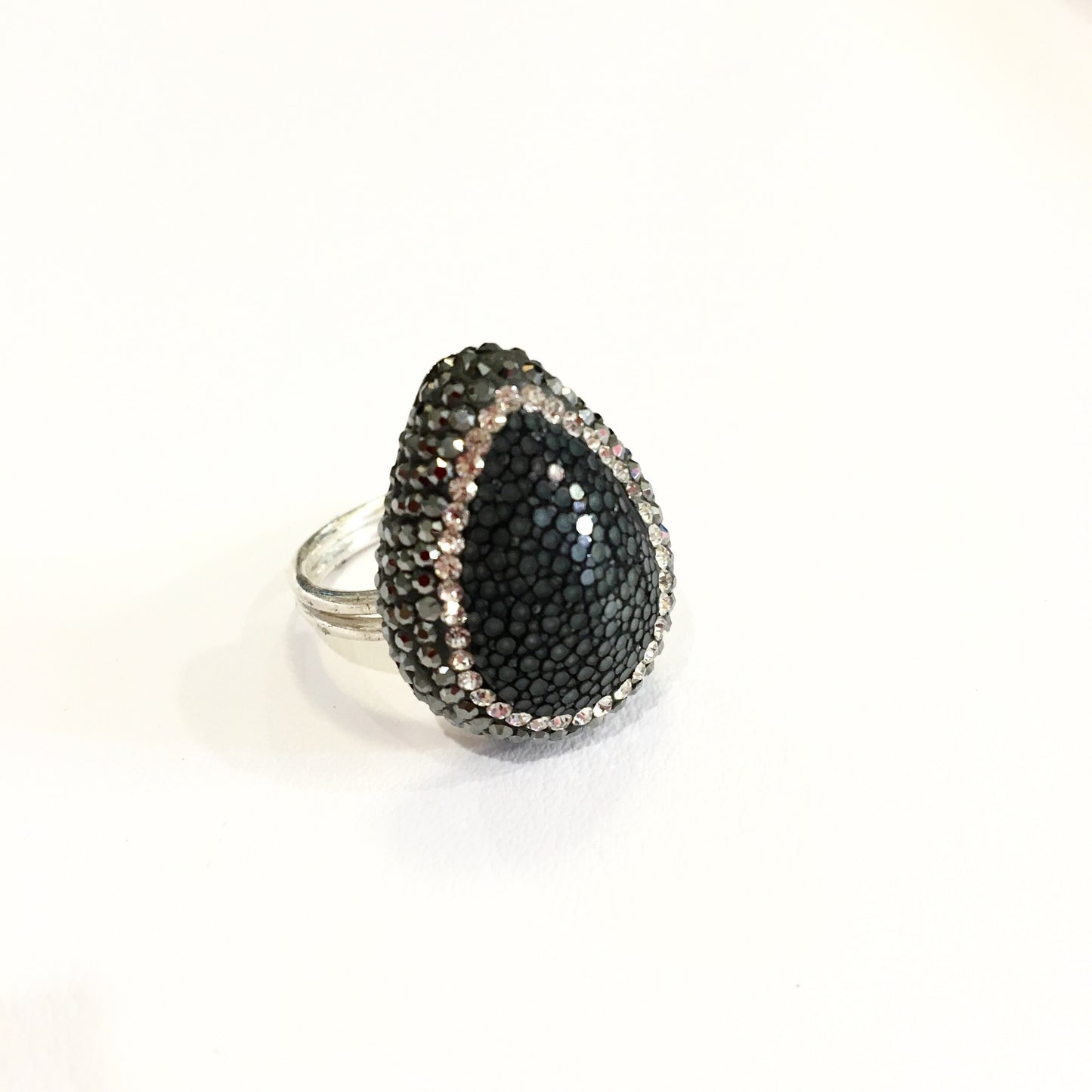 Anillo de Piel de MANTARRAYA y Cristales