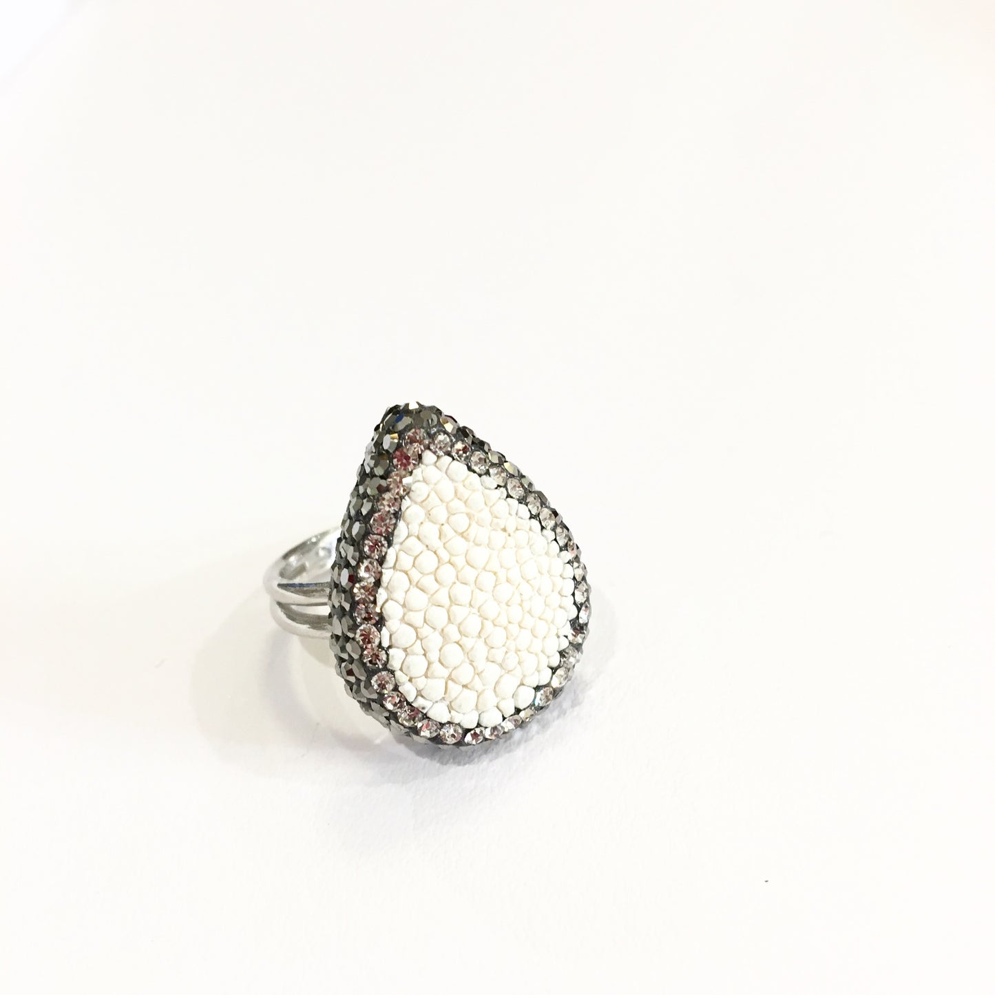Anillo de Piel de MANTARRAYA y Cristales