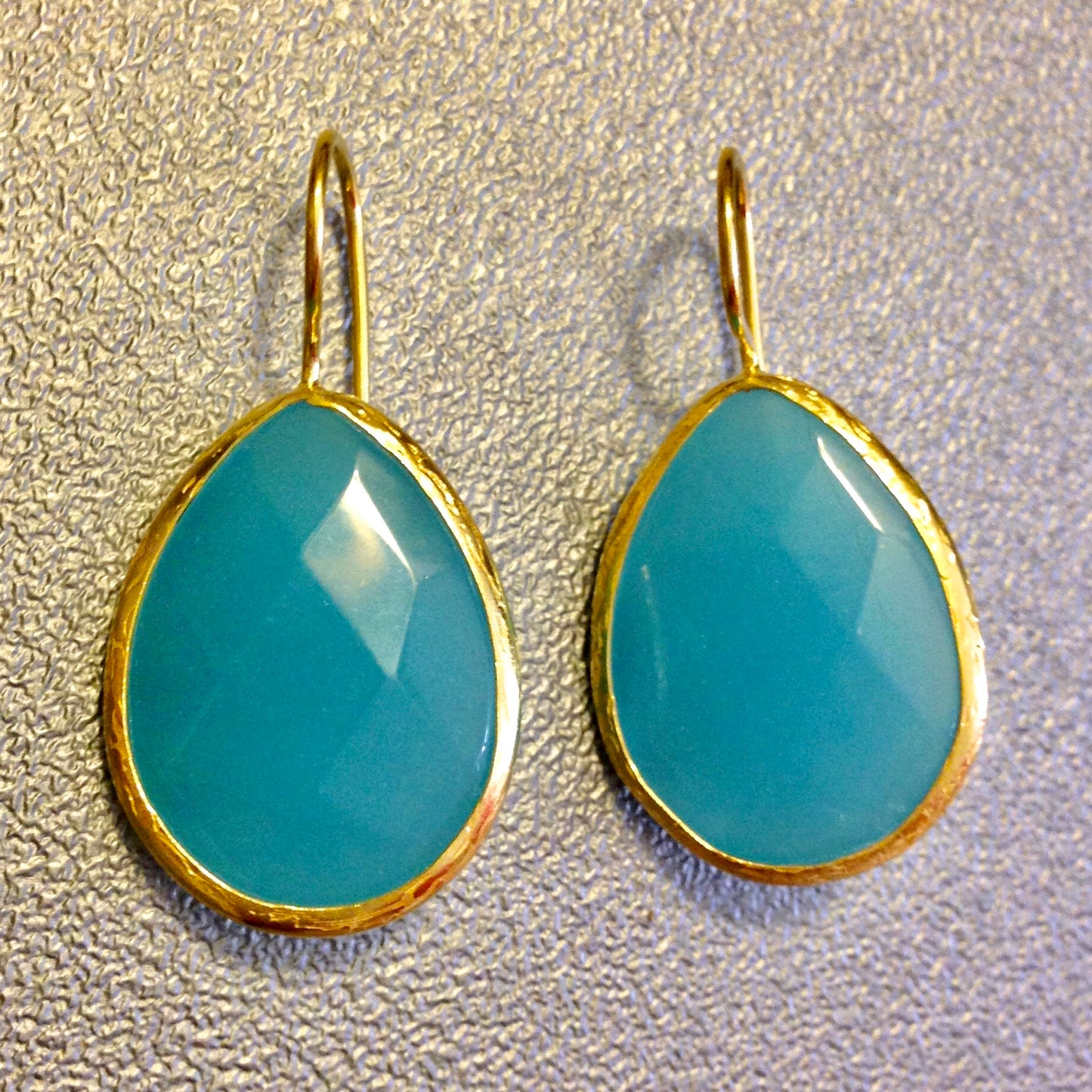 Arete con PIEDRAS NATURALES en gota y ovalo