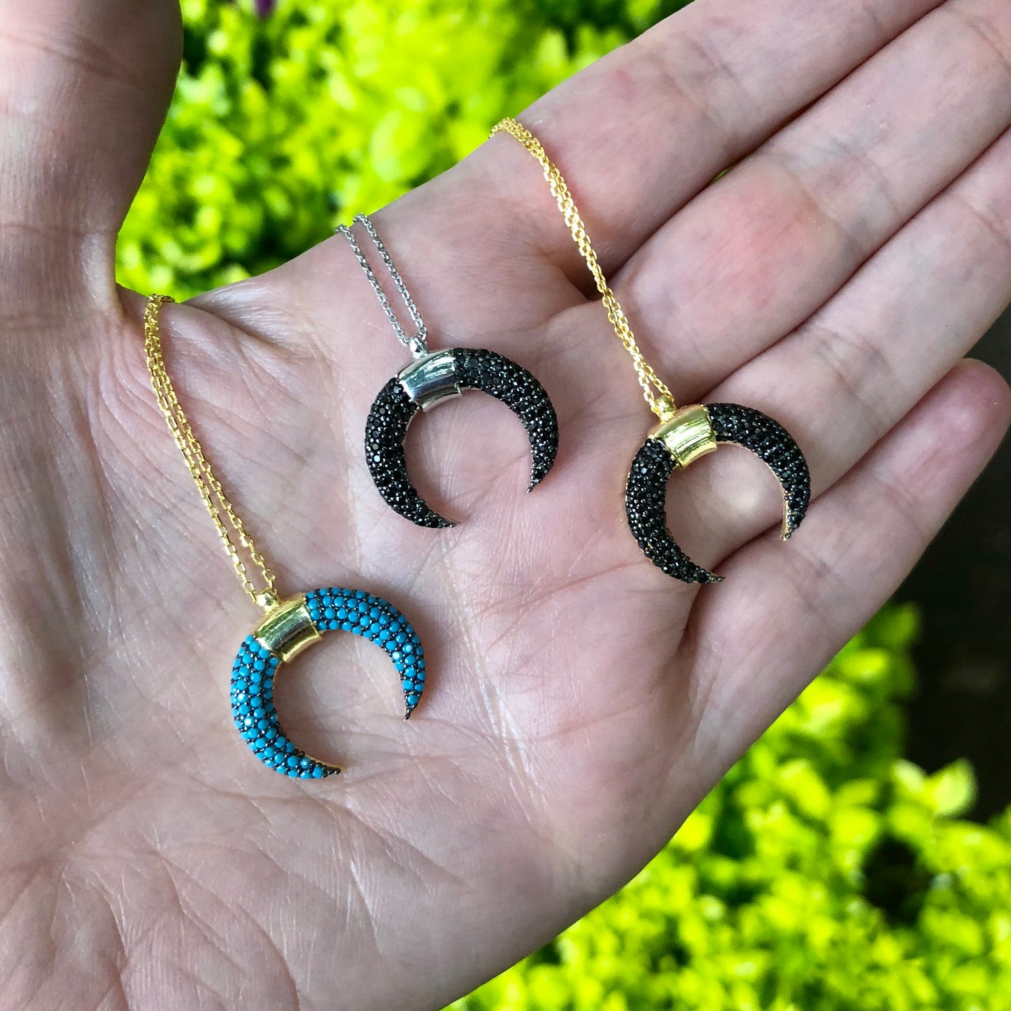 Cadenita de plata con CUERNO/MEDIA LUNA cubierto de PIEDRITAS