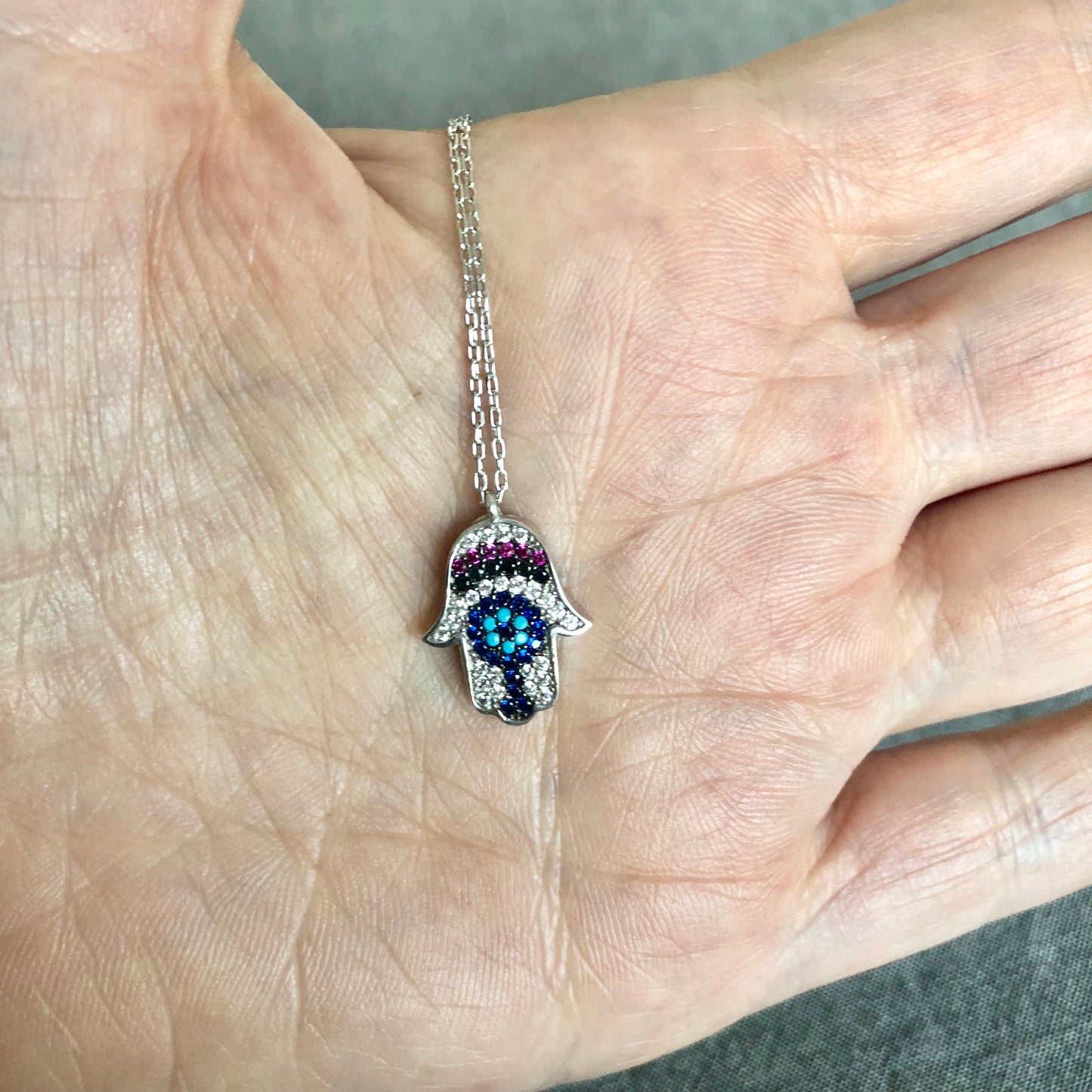 Cadenita de plata .925 con MANITA MEDIANA HAMSA con PIEDRITAS NATURALES