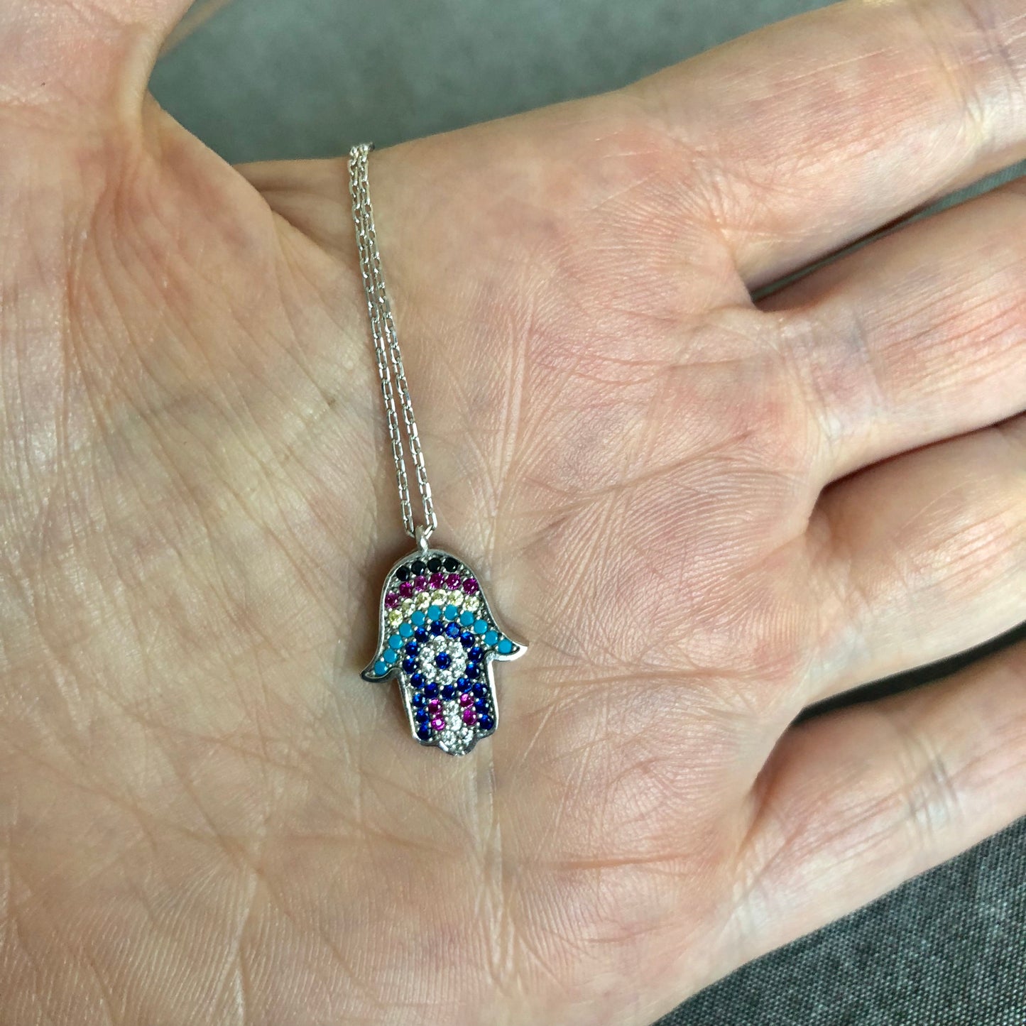 Cadenita de plata .925 con MANITA MEDIANA HAMSA con PIEDRITAS NATURALES