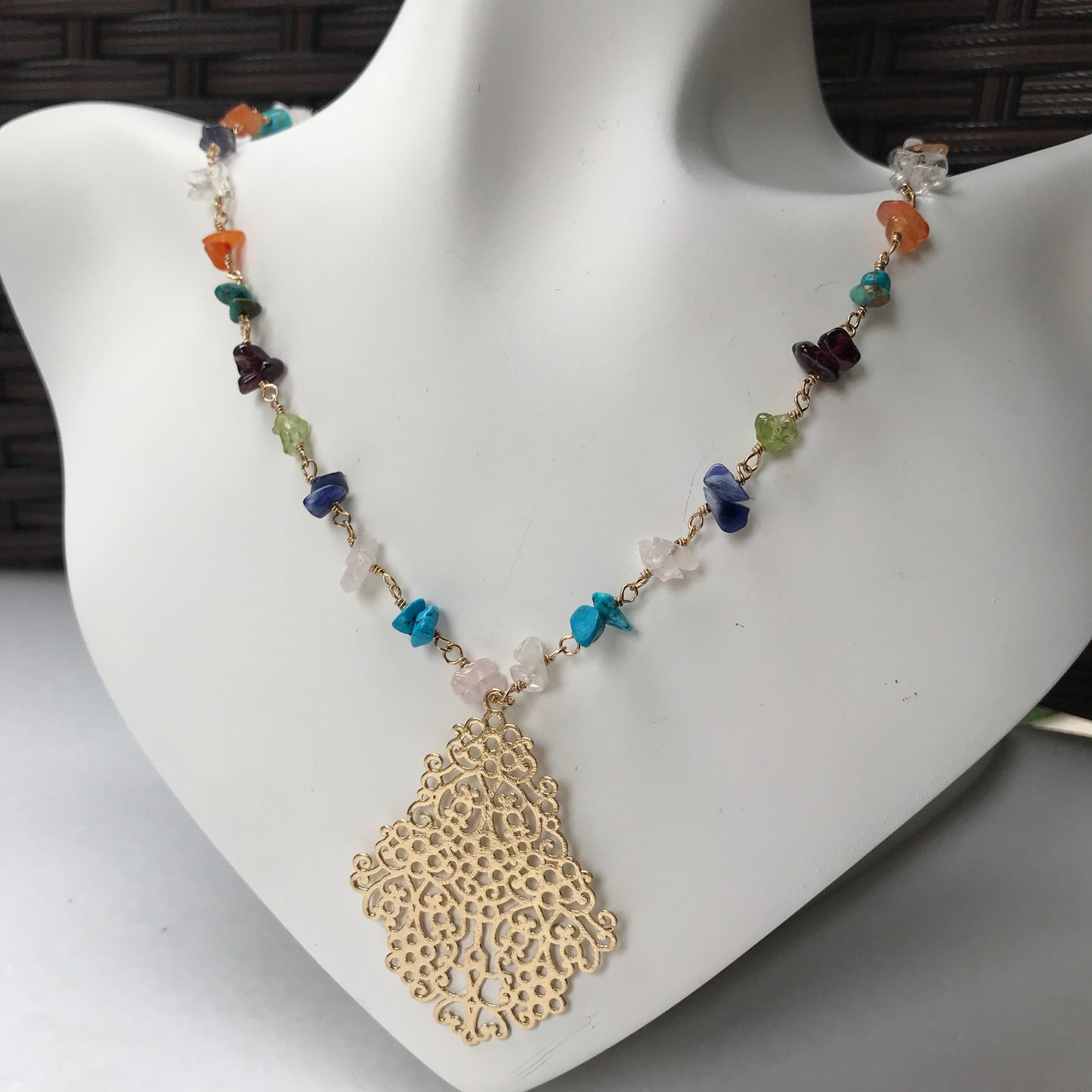 COLLAR de Oro Brasileño con PIEDRITAS NATURALES y DIJE