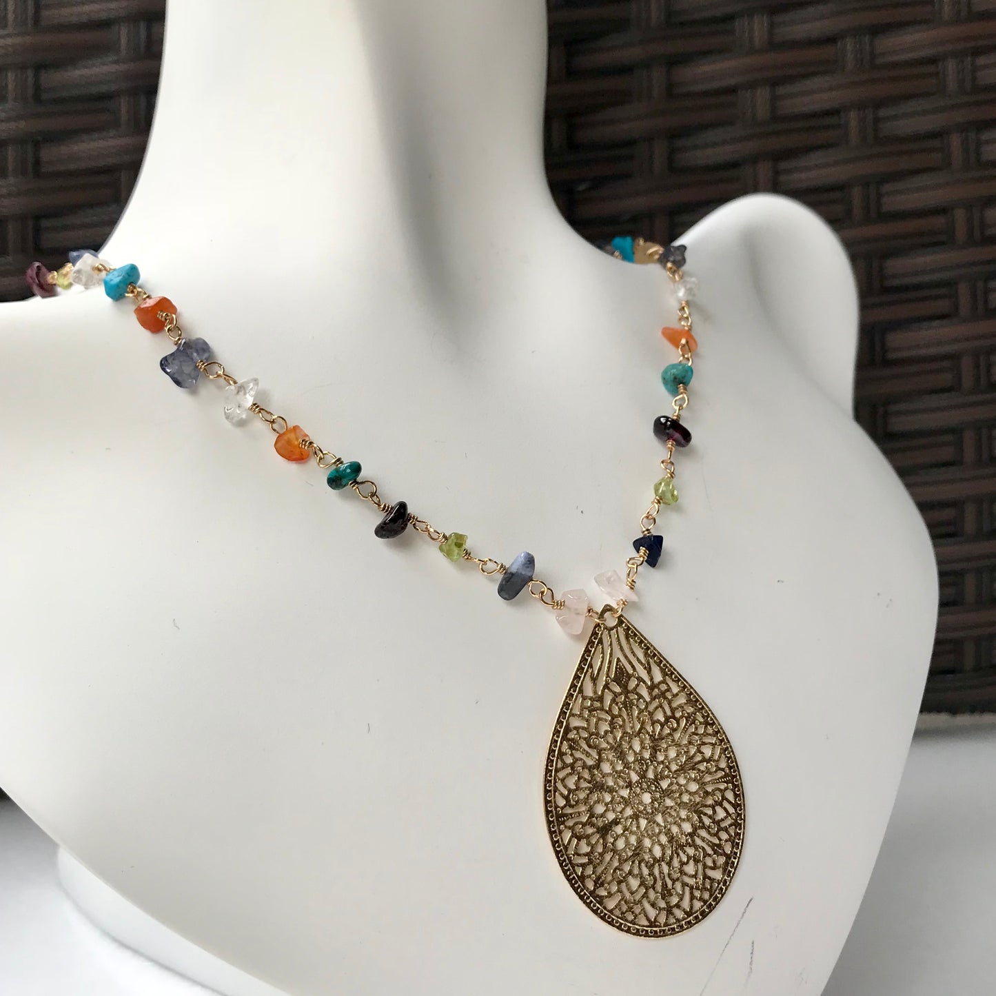 COLLAR de Oro Brasileño con PIEDRITAS NATURALES y DIJE