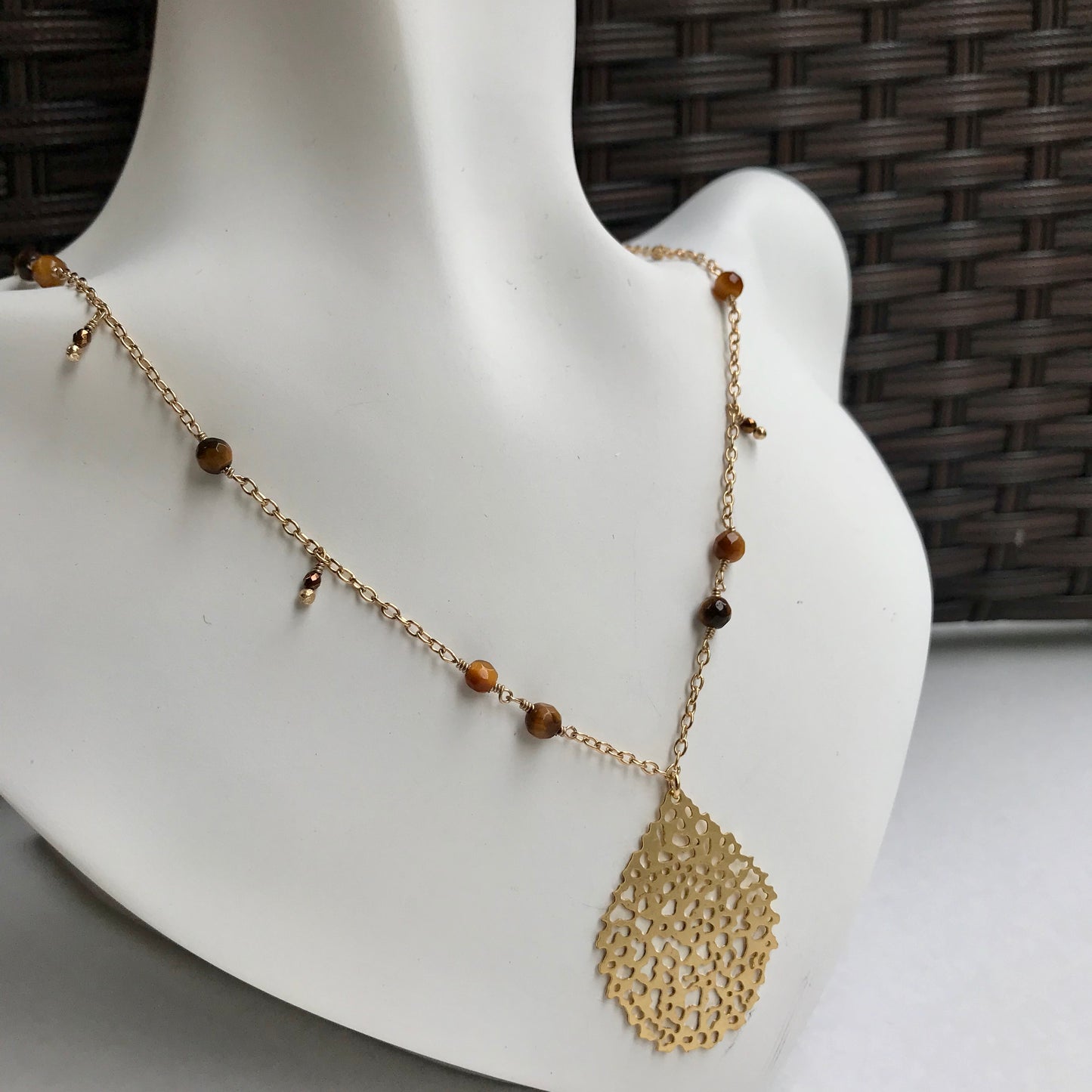 Collar de Oro Brasileño con Piedras Naturales de OJO DE TIGRE y con DIJE