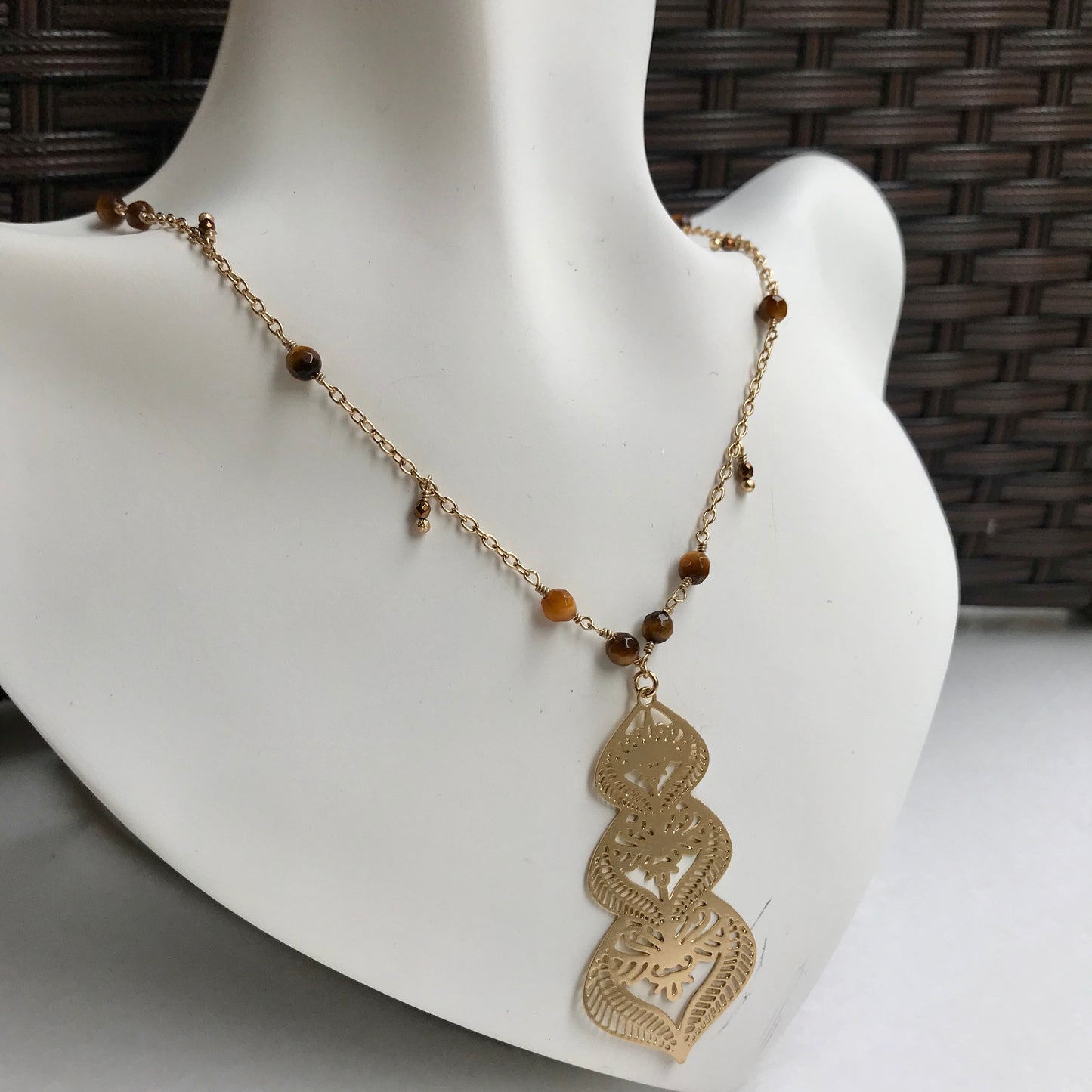 Collar de Oro Brasileño con Piedras Naturales de OJO DE TIGRE y con DIJE