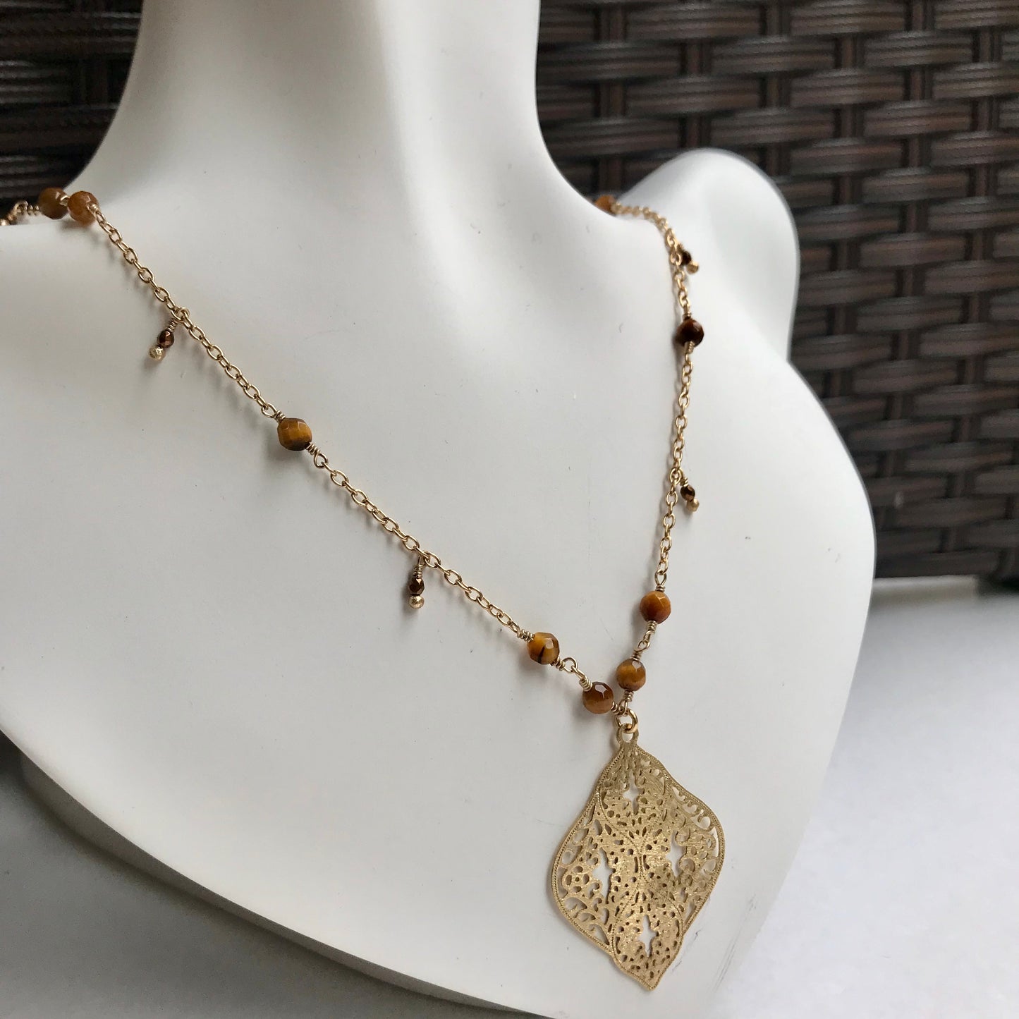 Collar de Oro Brasileño con Piedras Naturales de OJO DE TIGRE y con DIJE