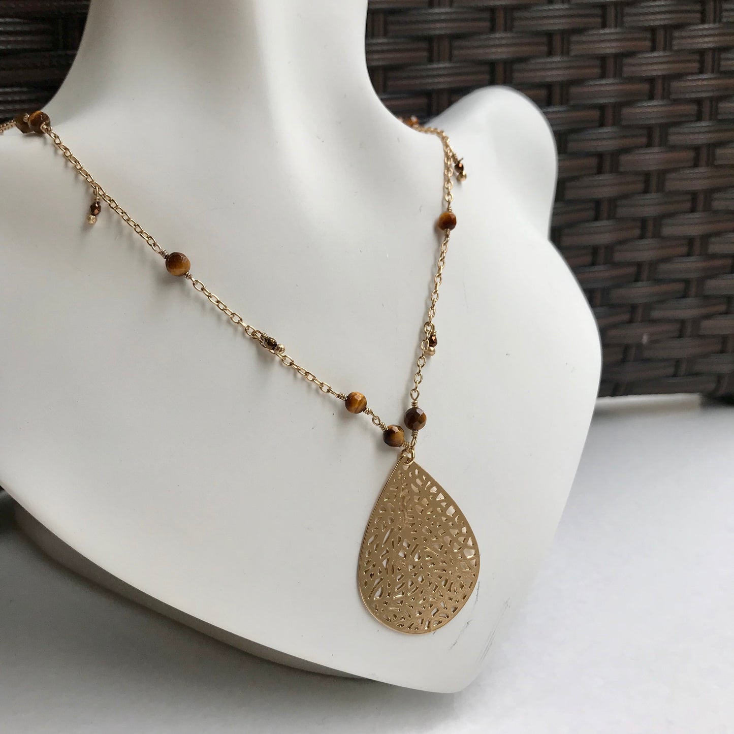 Collar de Oro Brasileño con Piedras Naturales de OJO DE TIGRE y con DIJE