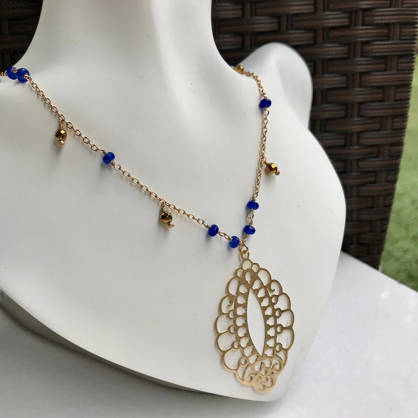 COLLAR de Oro Brasileño con PIEDRITAS NATURALES AZULES y DORADAS con DIJE