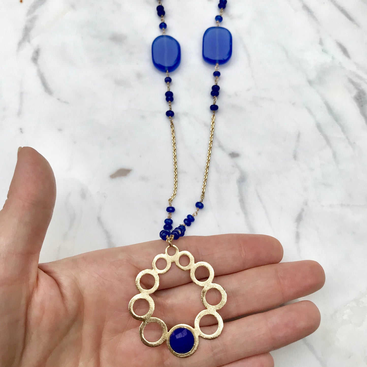 COLLAR LARGO de Oro Brasileño con PIEDRITAS NATURALES AZULES y DIJE dorado