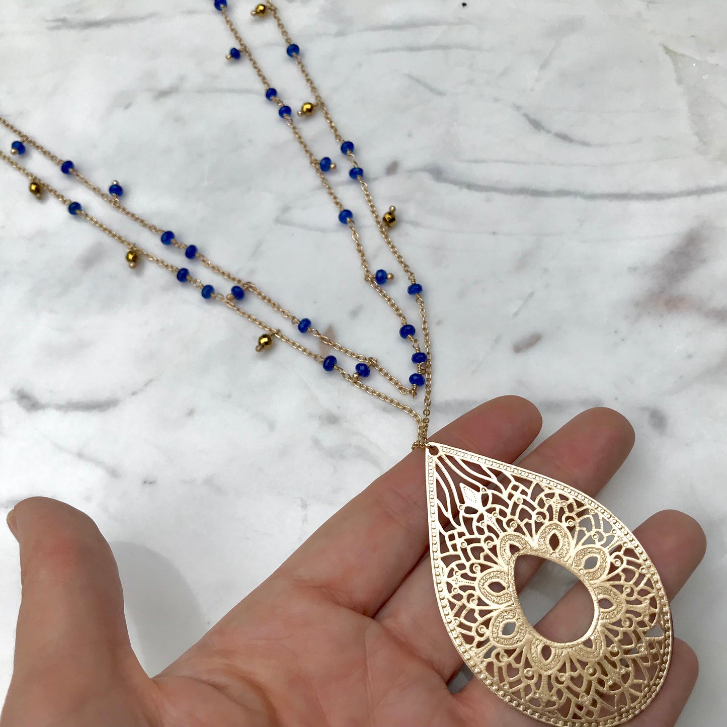 SET de 2 COLLARES LARGOS de Oro Brasileño con PIEDRITAS NATURALES AZULES y DORADAS con DIJE