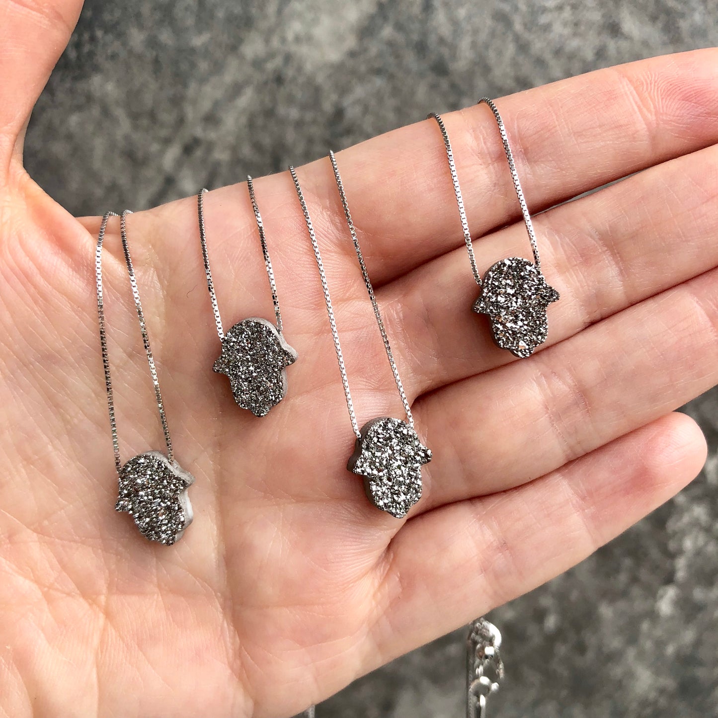 Cadenita de plata con MANITA de DRUZY GRIS