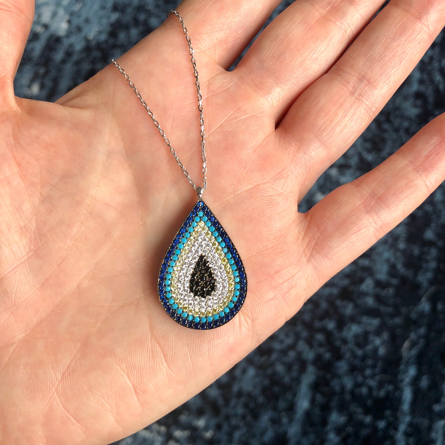 Cadenita de plata con dije de GOTA con piedritas naturales