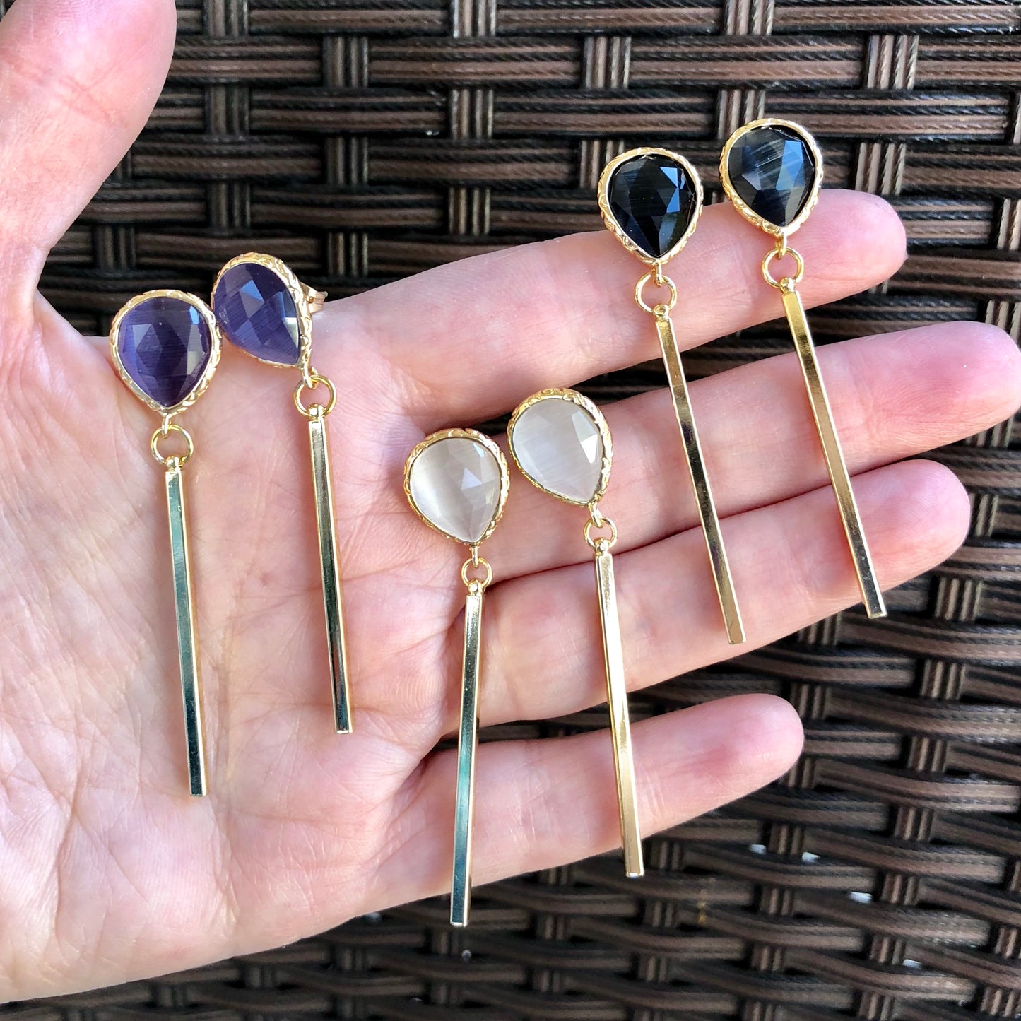 Aretes LARGOS DORADOS con GOTA de piedra