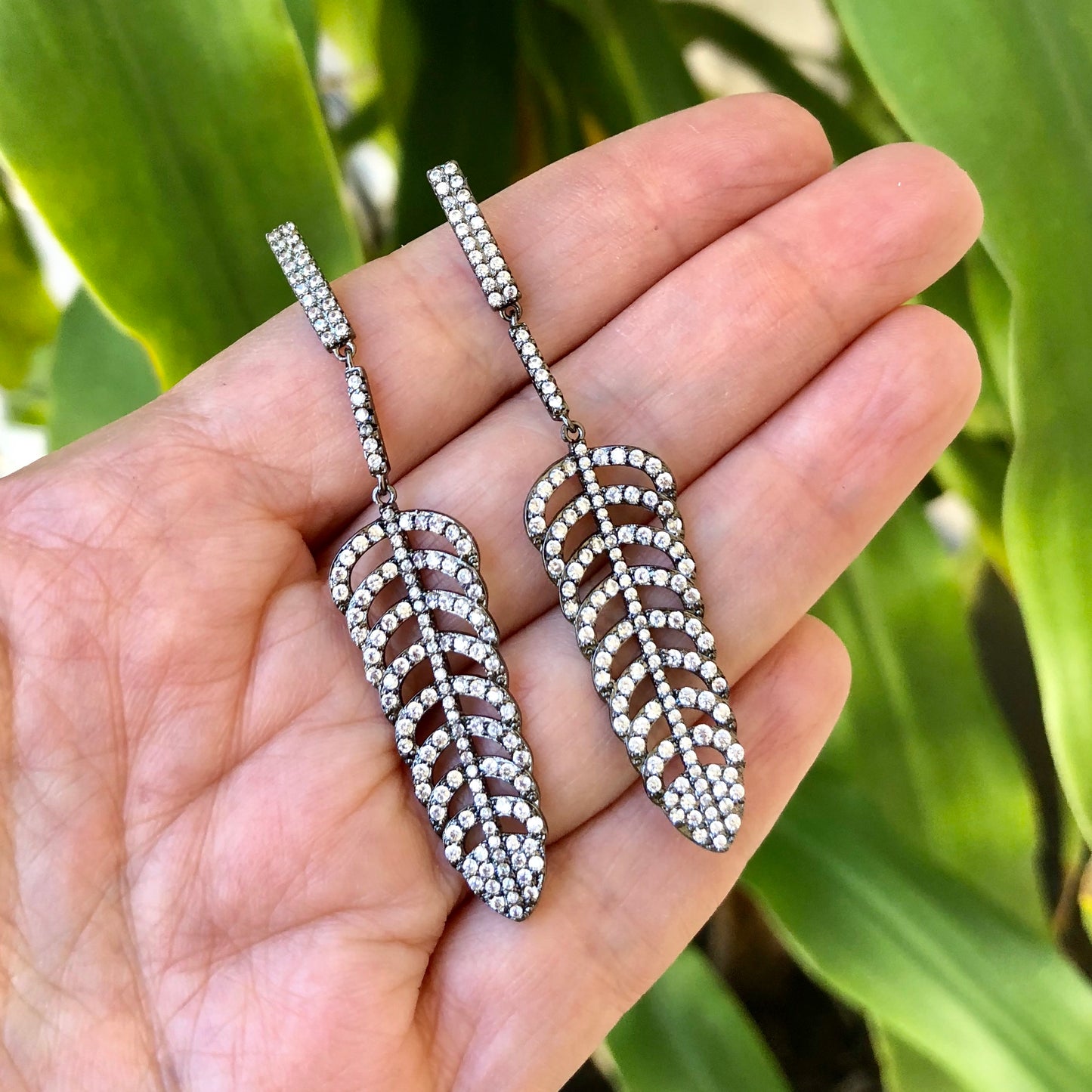 Aretes de rodio DE HOJA NEGRA con ZIRCONIAS