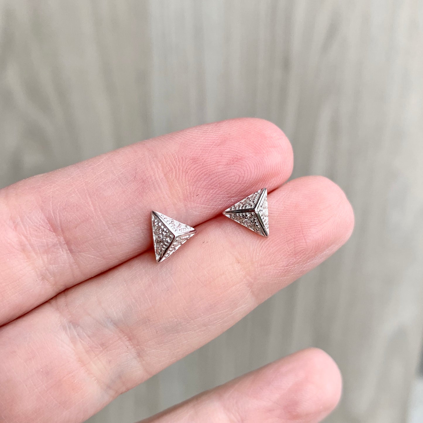 Arete (broquel) de plata de TRIANGULO 3D con ZIRCONIAS