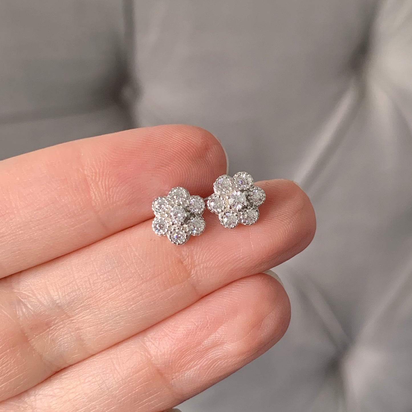Arete (broquel) de plata de FLOR con ZIRCONIAS