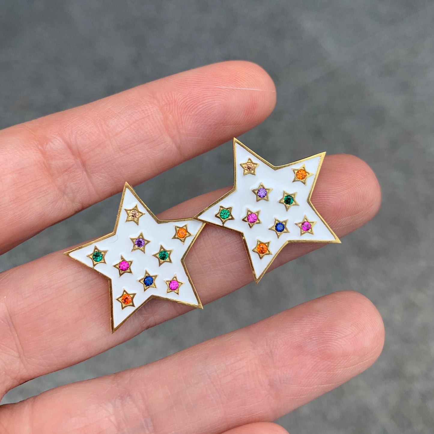 Aretes de ESTRELLA esmaltada con ESTRELLITAS con zirconias de COLOR