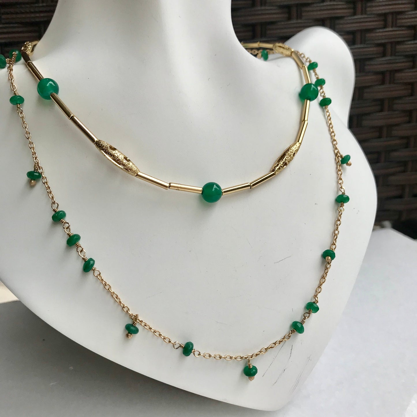 Set de dos COLLARES de Oro Brasileño y PIEDRA NATURAL VERDE ESMERALDA