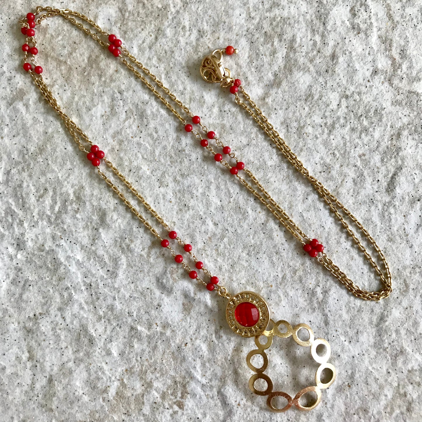 COLLAR LARGO de Oro Brasileño con PIEDRITAS NATURALES y DIJE dorado