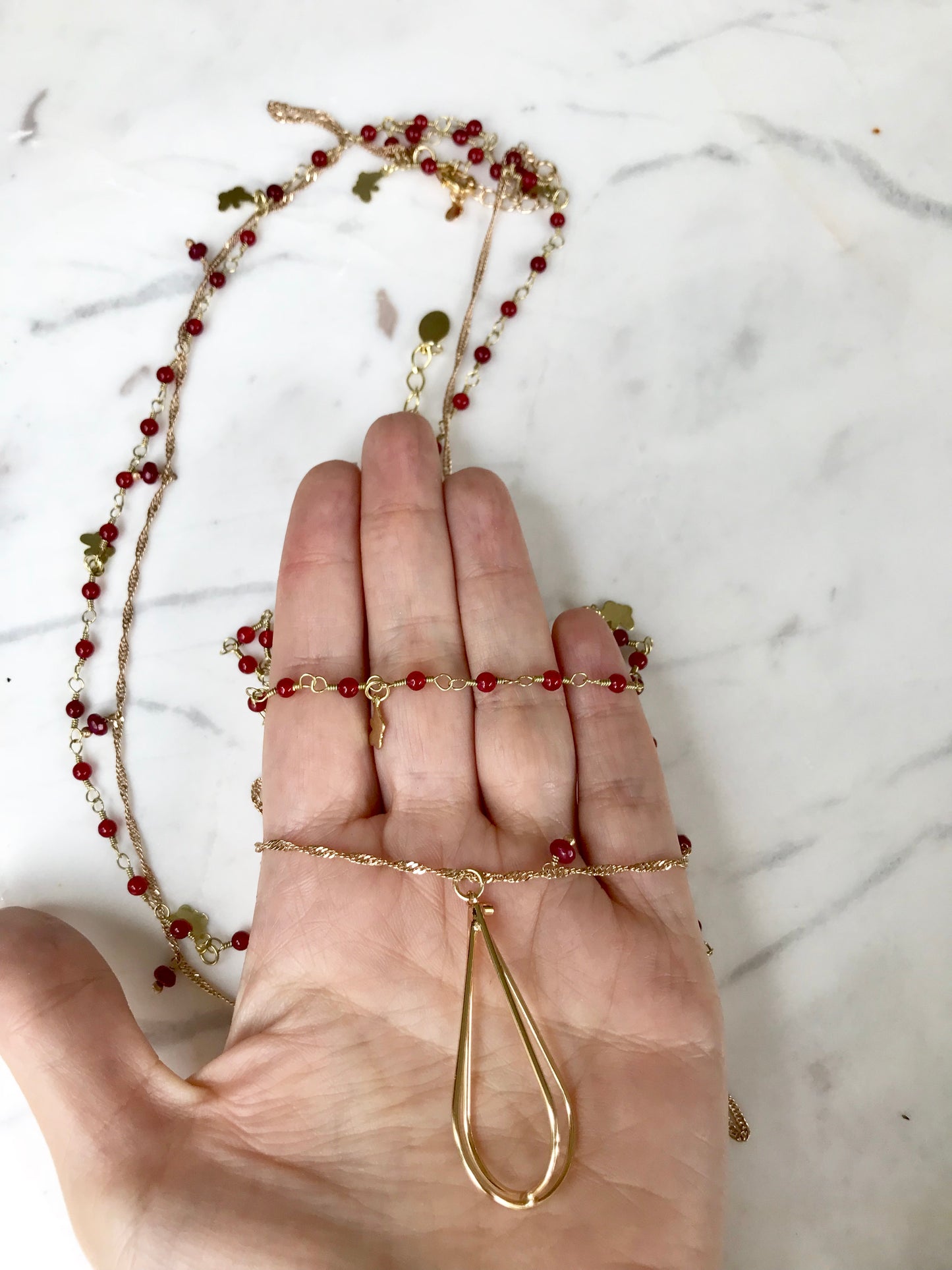 SET DE 2 Collares LARGOS de Oro Brasileño con Piedras Naturales color VINO/ROJO y con DIJE