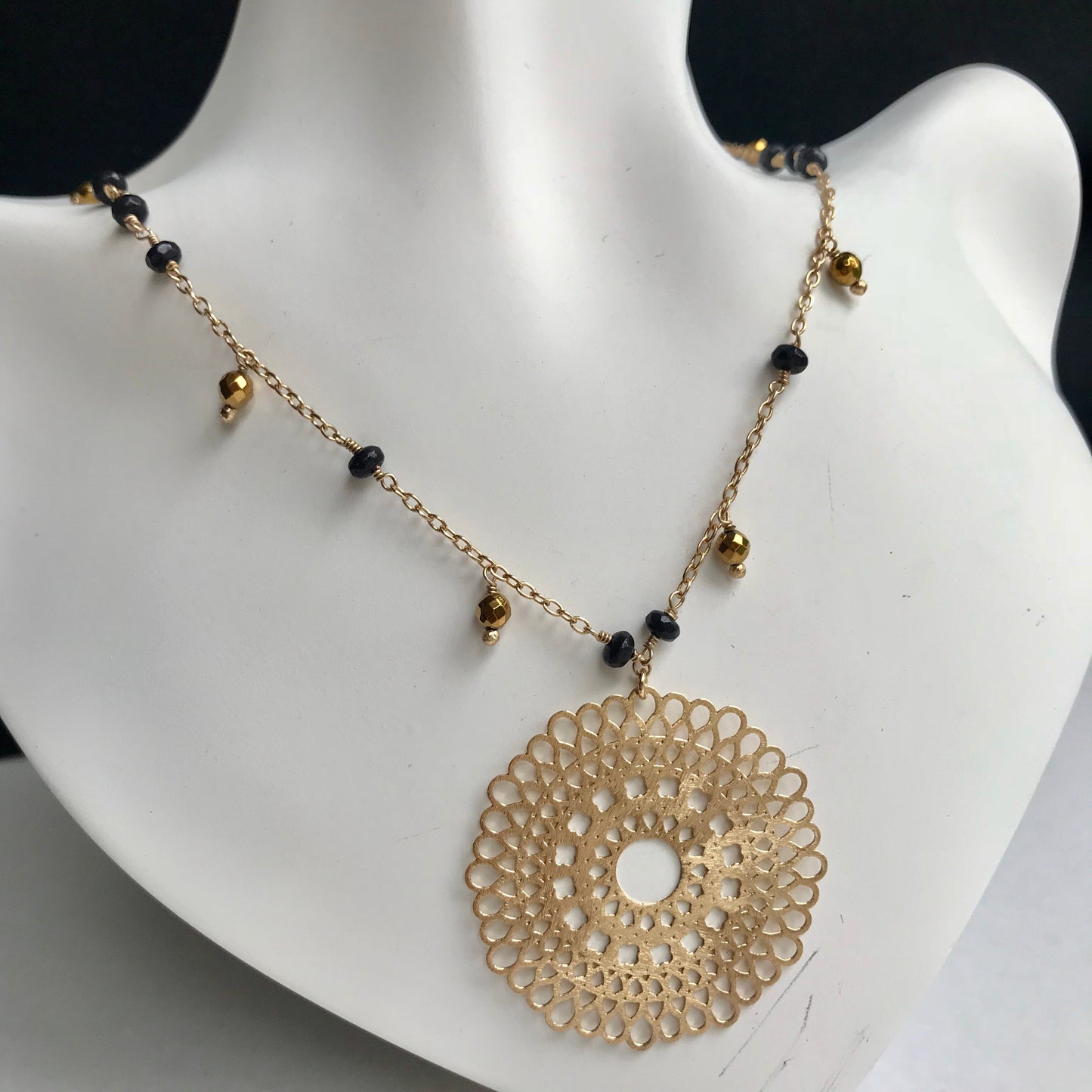 COLLAR de Oro Brasileño con PIEDRITAS NATURALES NEGRAS y DORADAS con DIJE