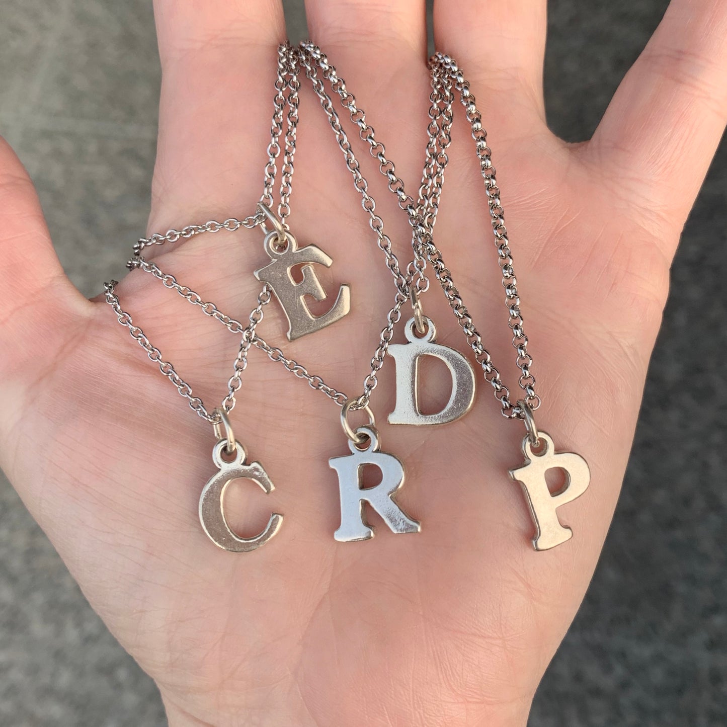 Cadenita de ACERO con inicial de PLATA .925