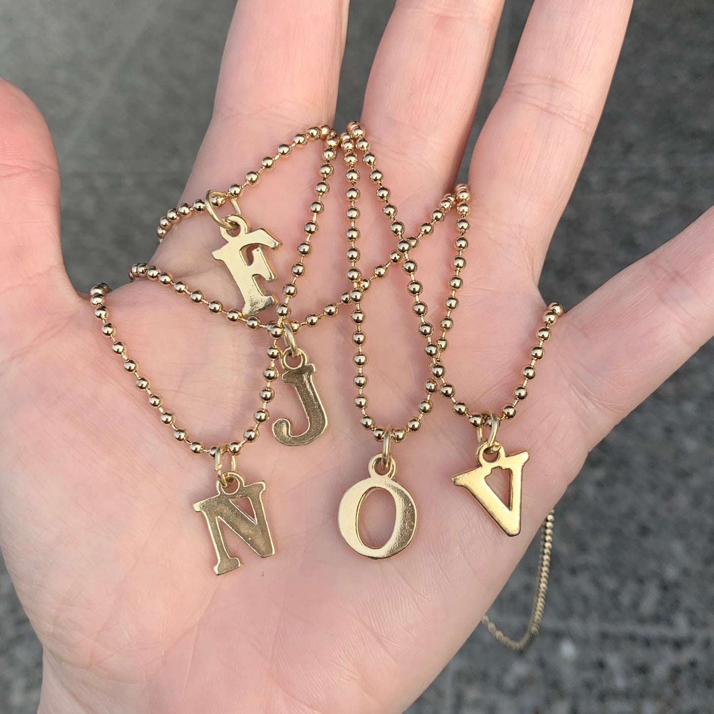 Cadenita de ACERO y BAÑO DE ORO de BOLITAS con inicial de PLATA