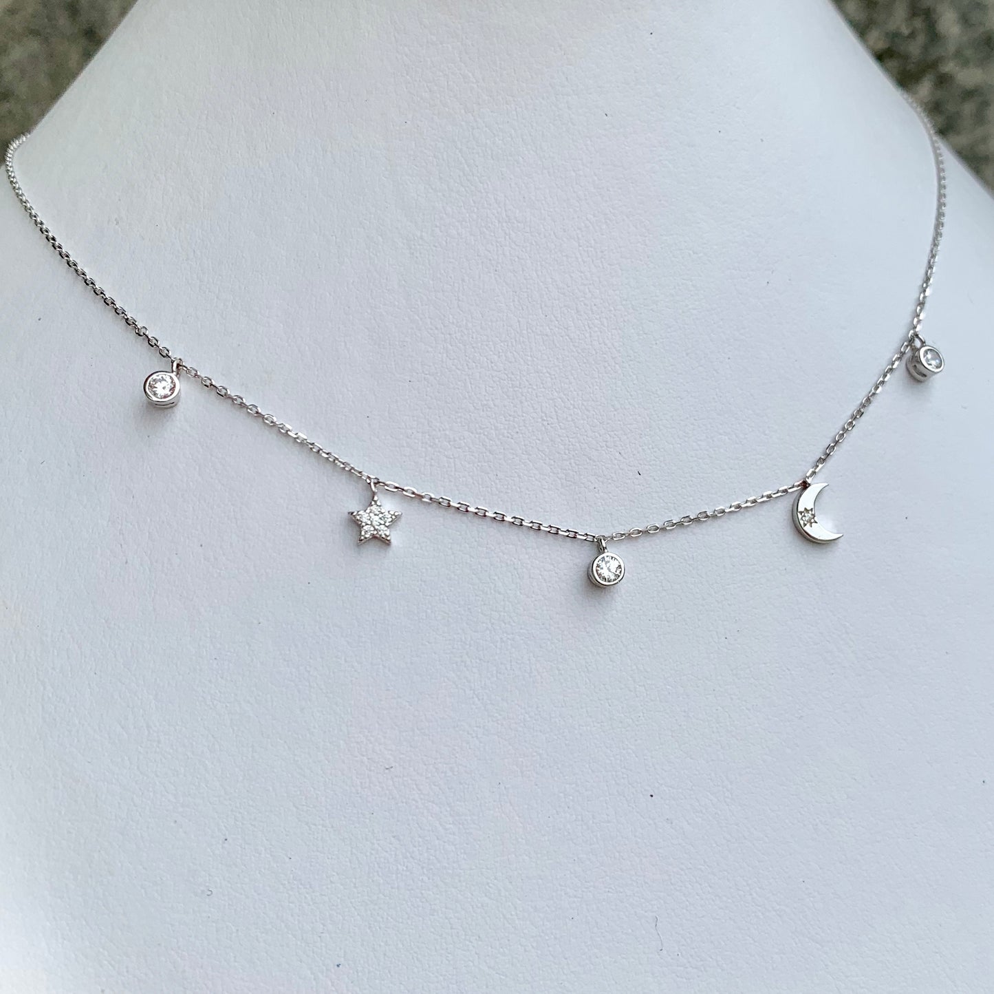 Cadenita CHOKER de PLATA con dijes de LUNA y ESTRELLA con zirconias