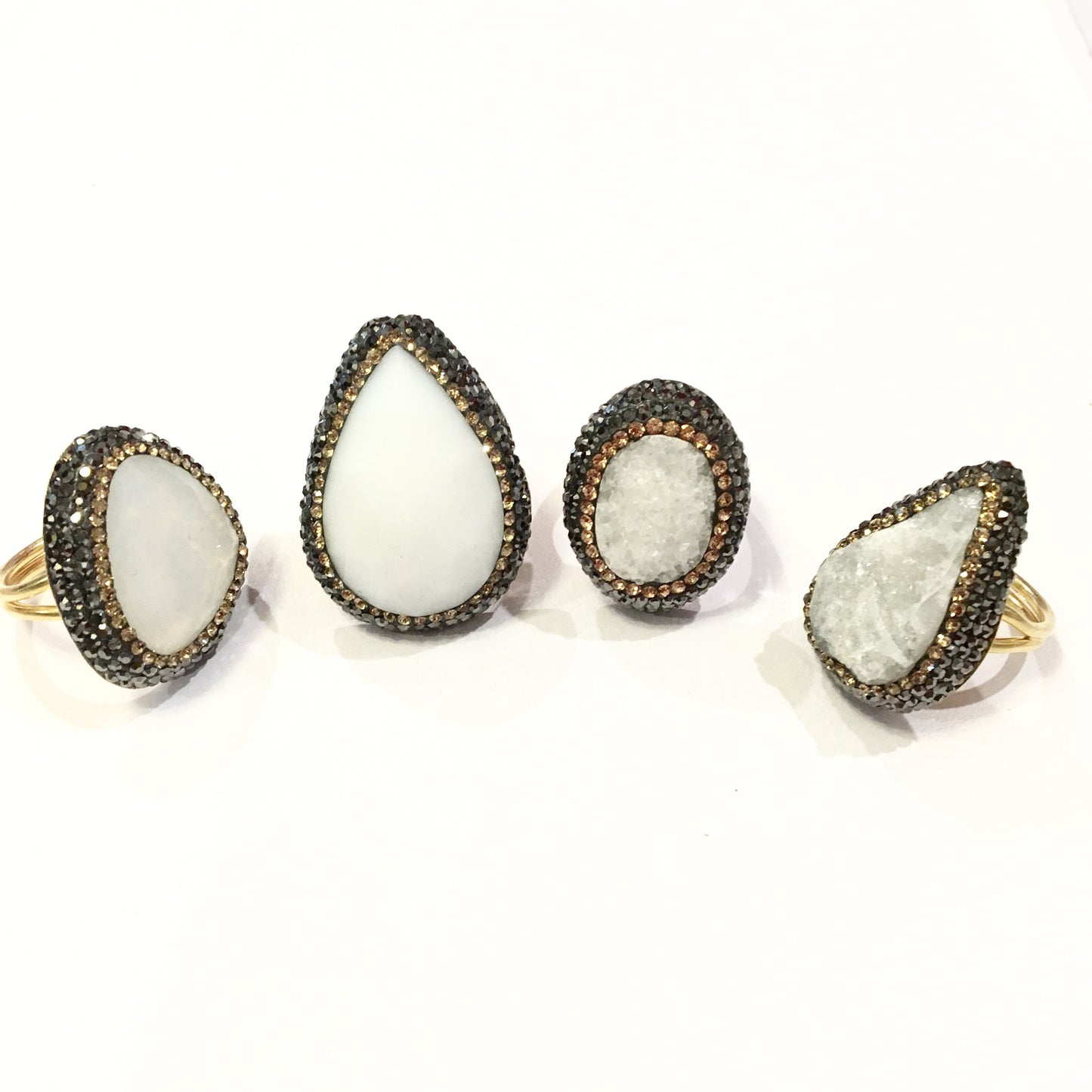 Anillos de plata con piedra natural y cristales en BLANCO con DORADO