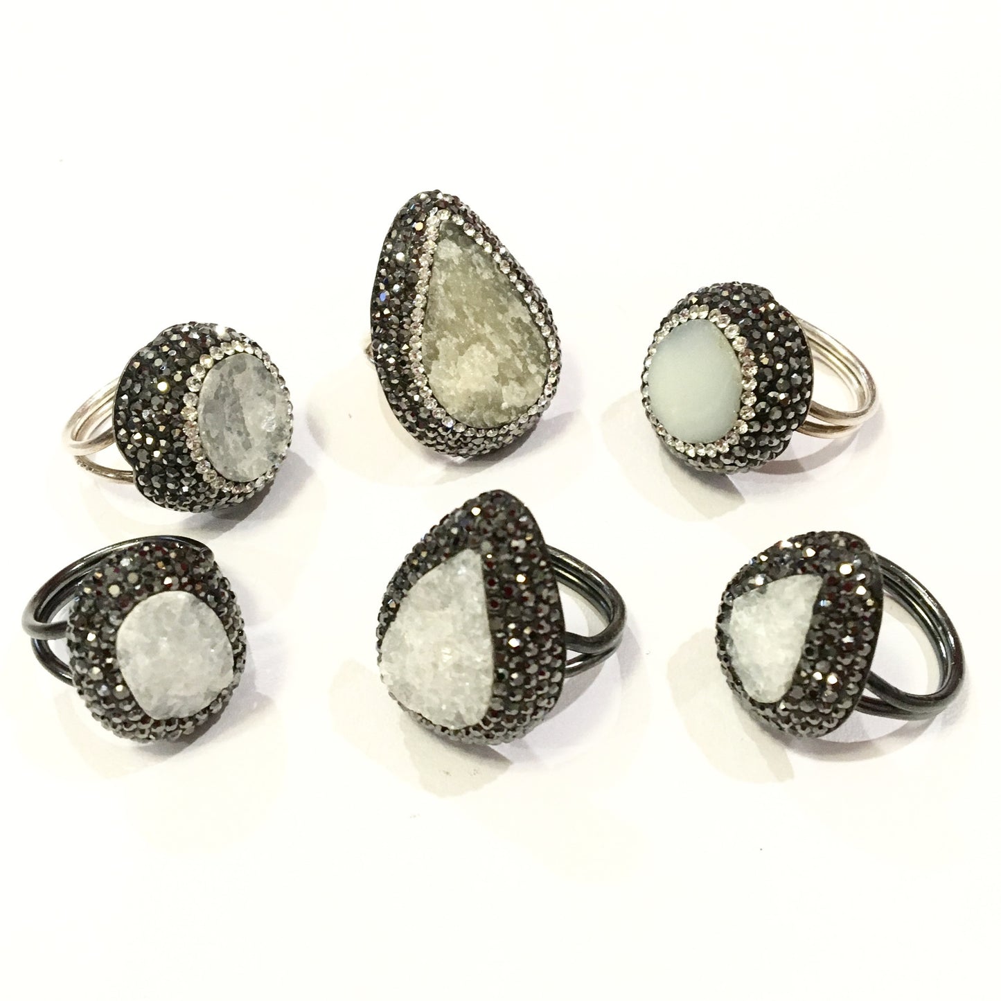 Anillos de plata con piedra natural y cristales en BLANCO con NEGRO