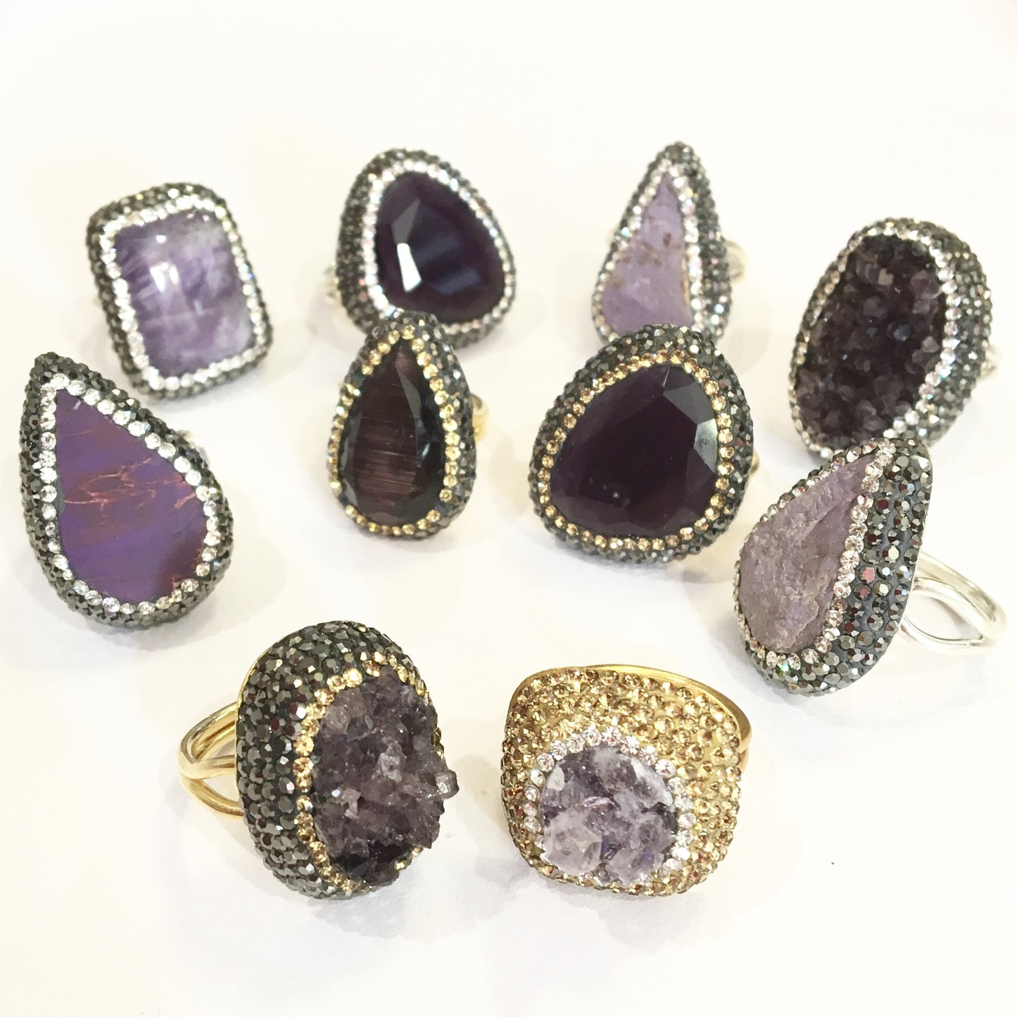 Anillos de plata con piedra natural y cristales en MORADO