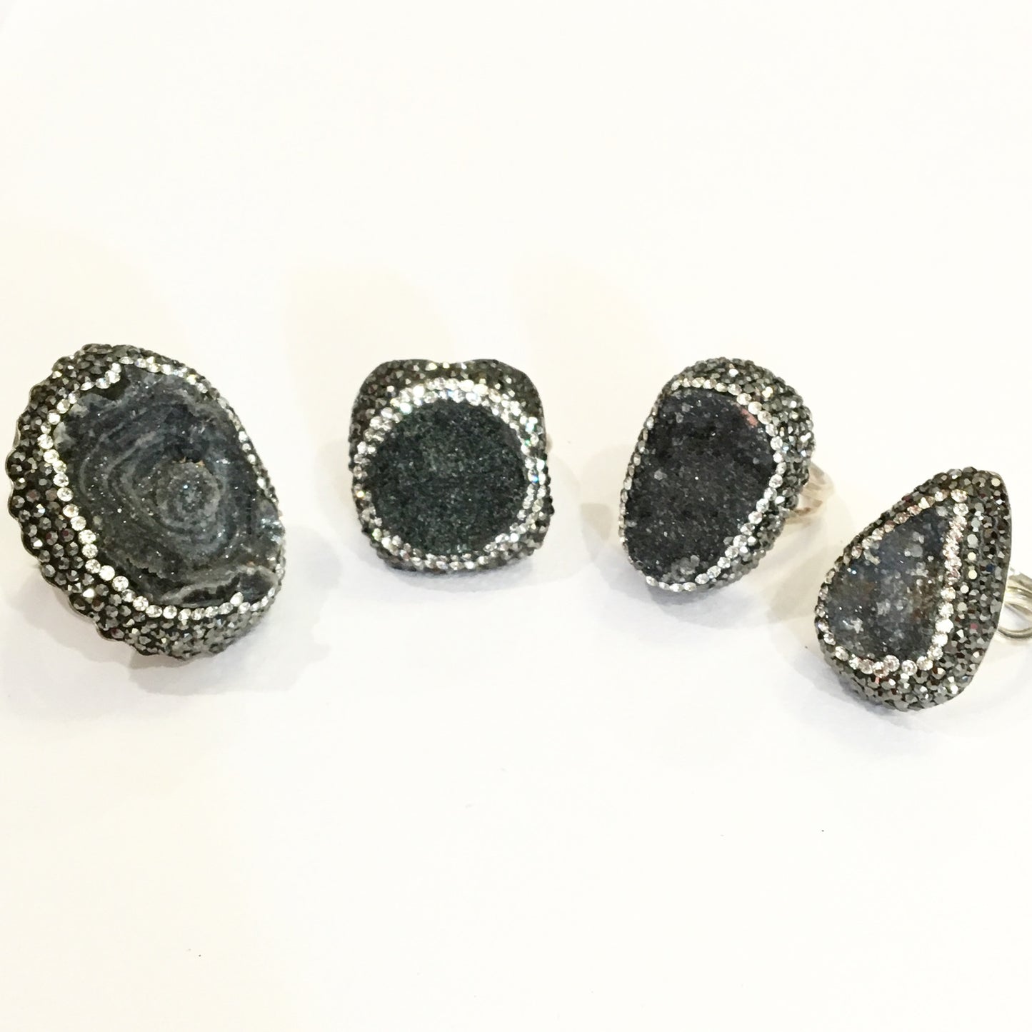 Anillos de plata con piedra natural y cristales en GRIS