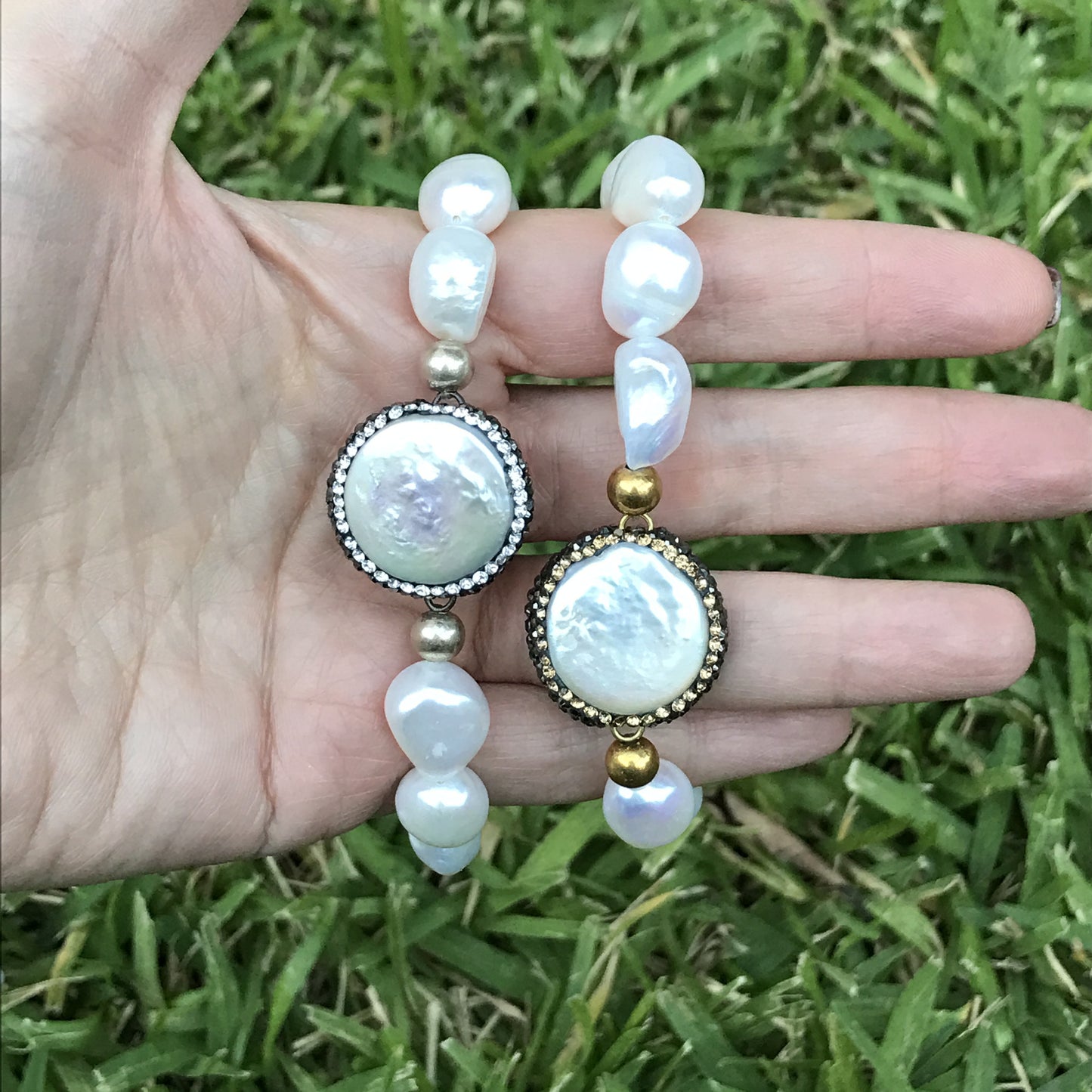 Pulsera de PERLAS con dije de PERLA con PIEDRITAS y CRISTALES