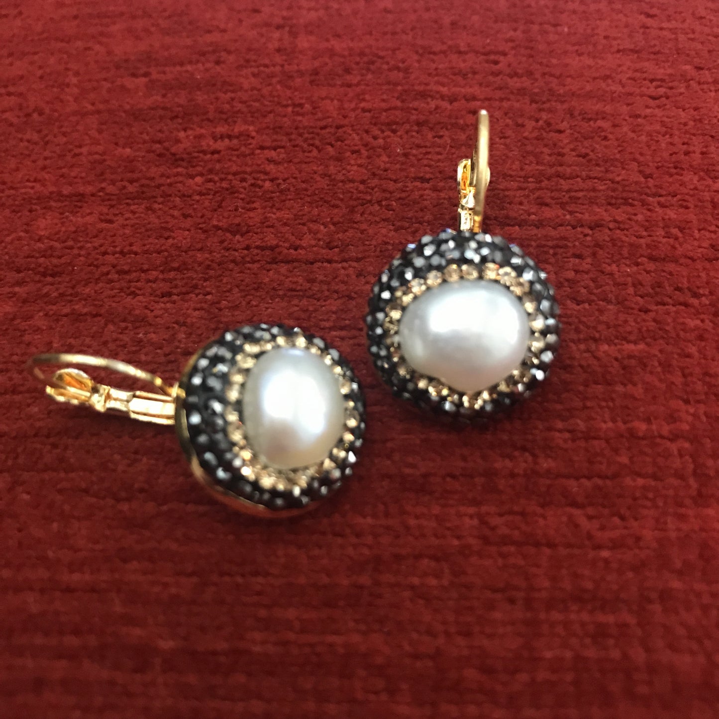 Arete de PERLA con piedra HEMATITA alrededor y broche