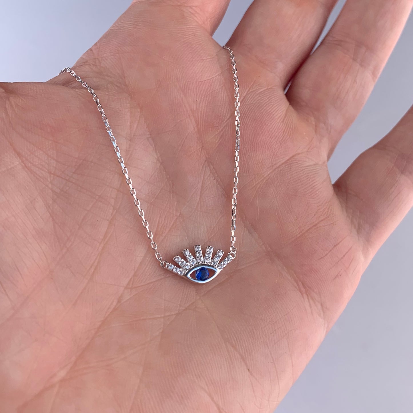 Cadenita CHOKER de PLATA con dije de OJITO con PESTAÑAS