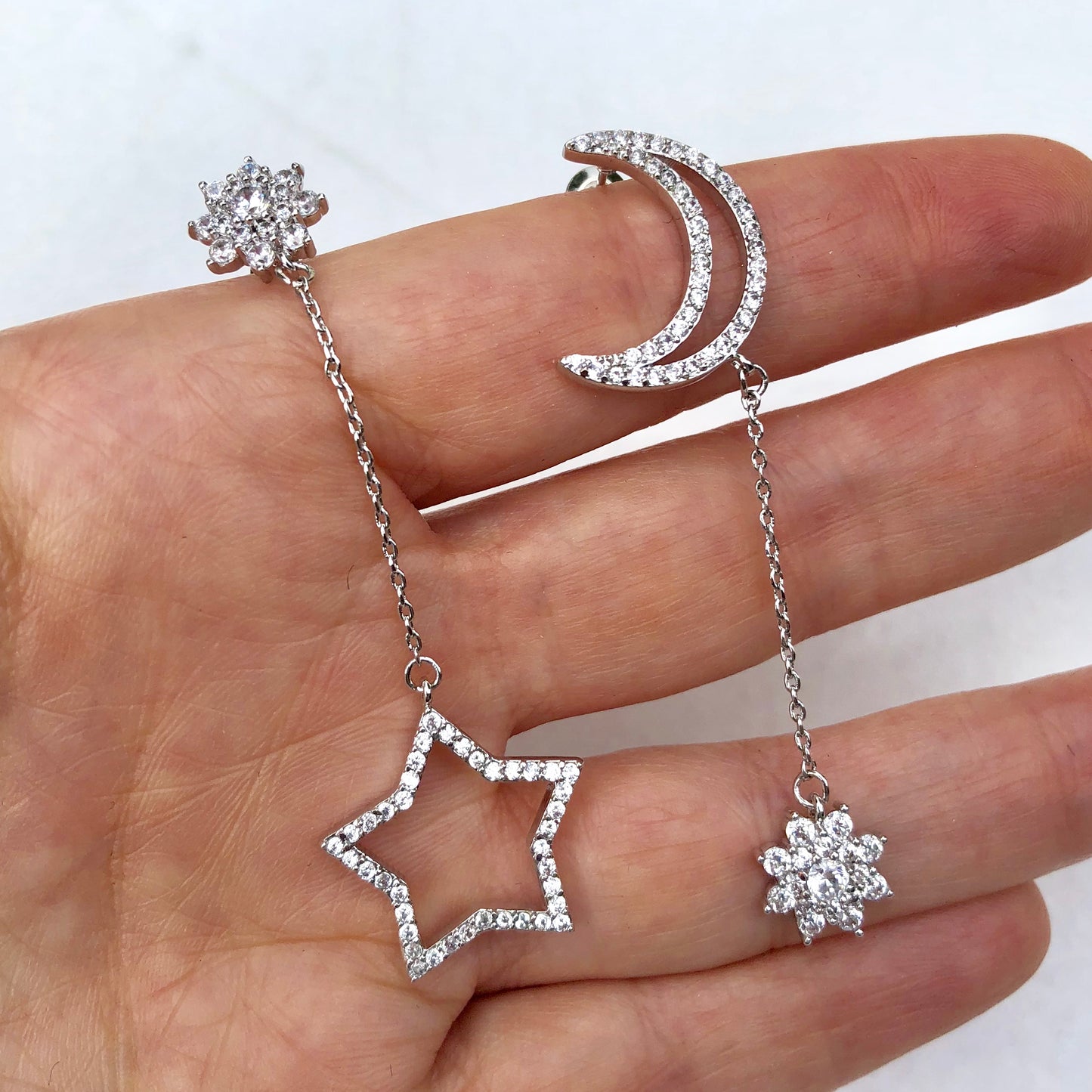 Aretes LARGOS de rodio DE LUNA y ESTRELLA con ZIRCONIAS